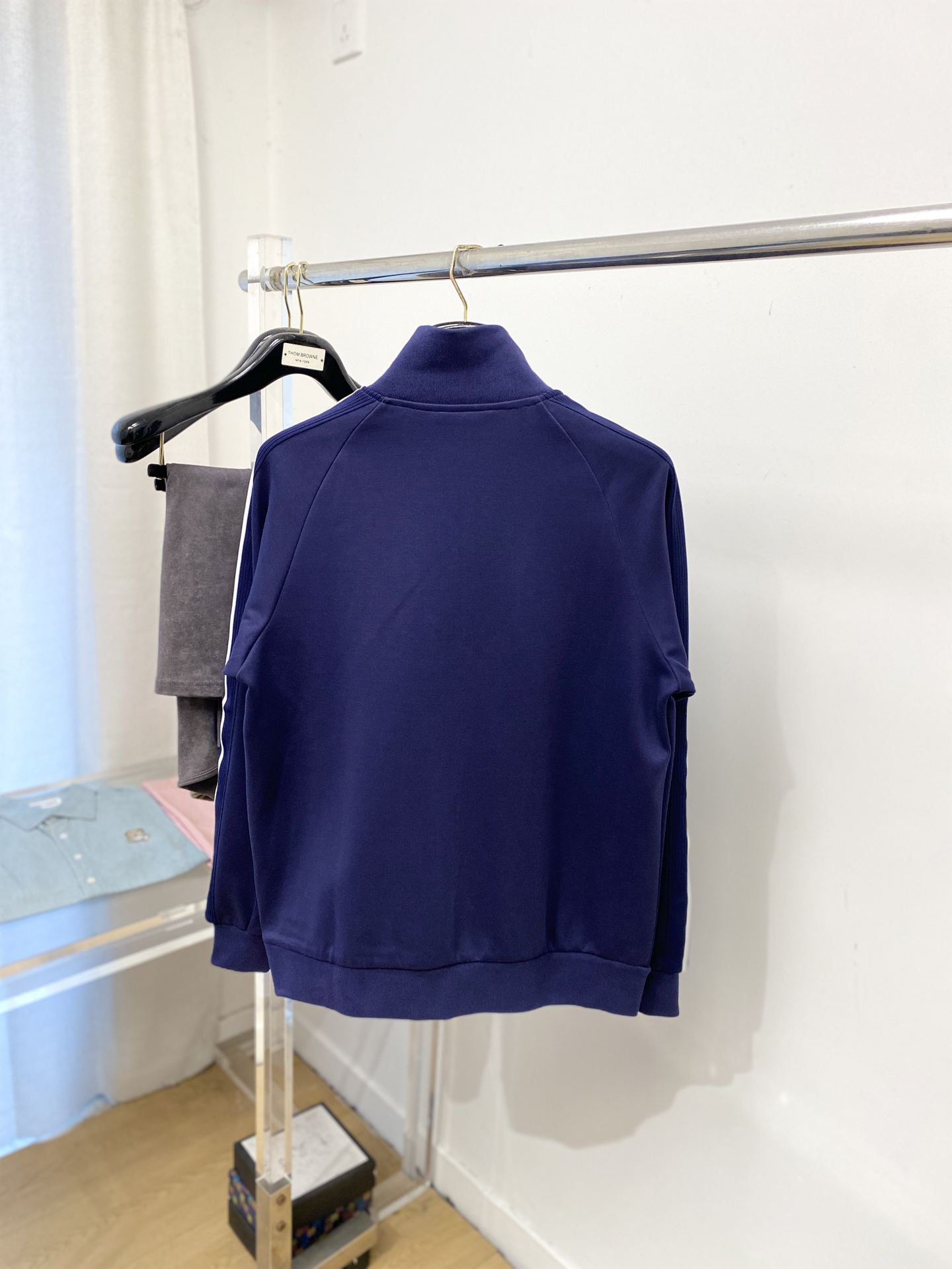 普拉达、2025新品卫衣外套，时尚帅气，胸前五金装饰三角标logo，简约百搭款，定制原版面料，不仅挺括，