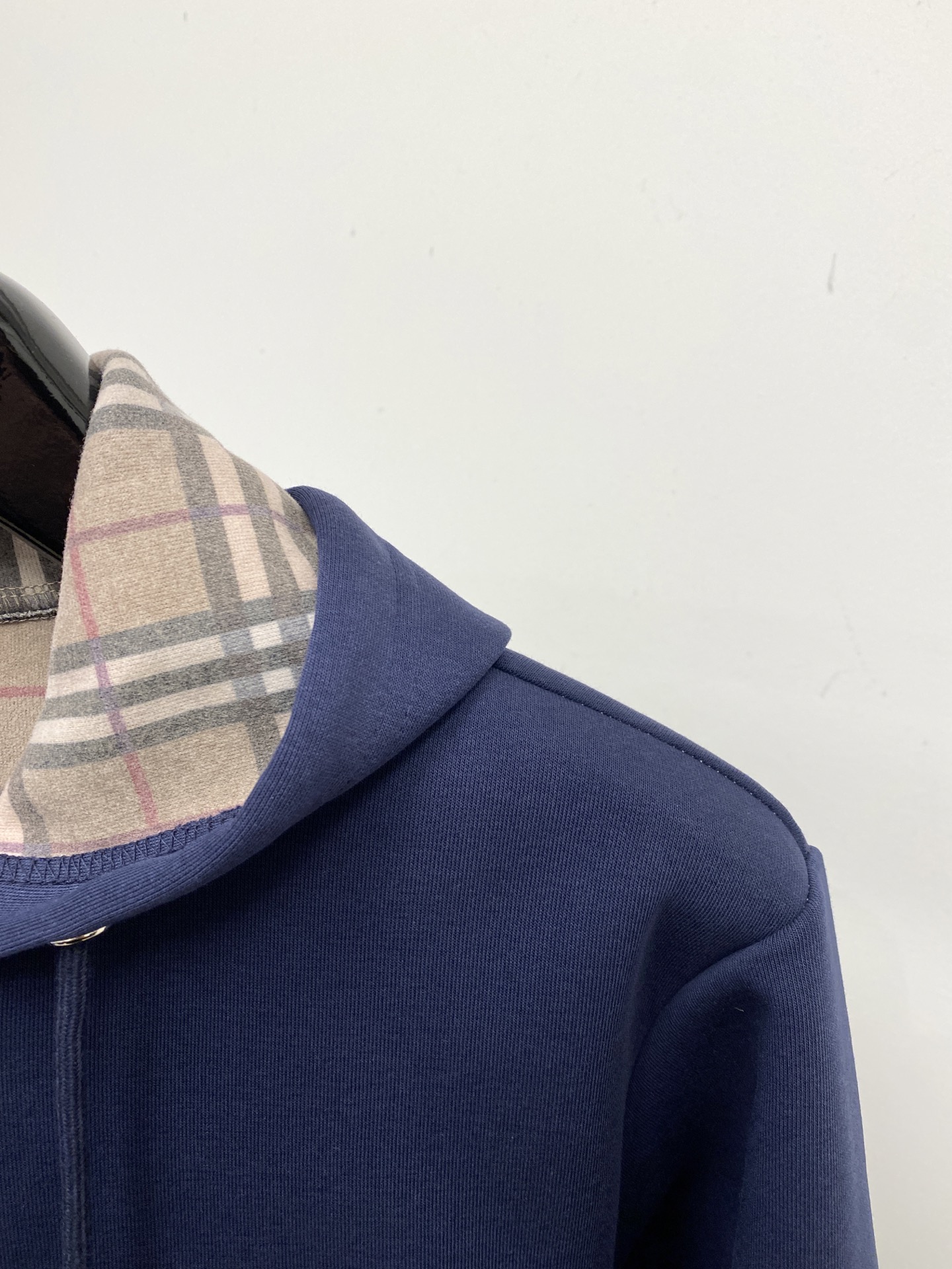 巴宝莉、2025新品卫衣外套，时尚帅气，胸前精致刺绣图案logo，简约百搭款，定制原版面料，不仅挺括，保