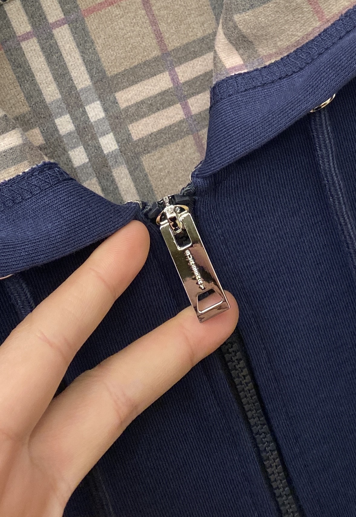 巴宝莉、2025新品卫衣外套，时尚帅气，胸前精致刺绣图案logo，简约百搭款，定制原版面料，不仅挺括，保