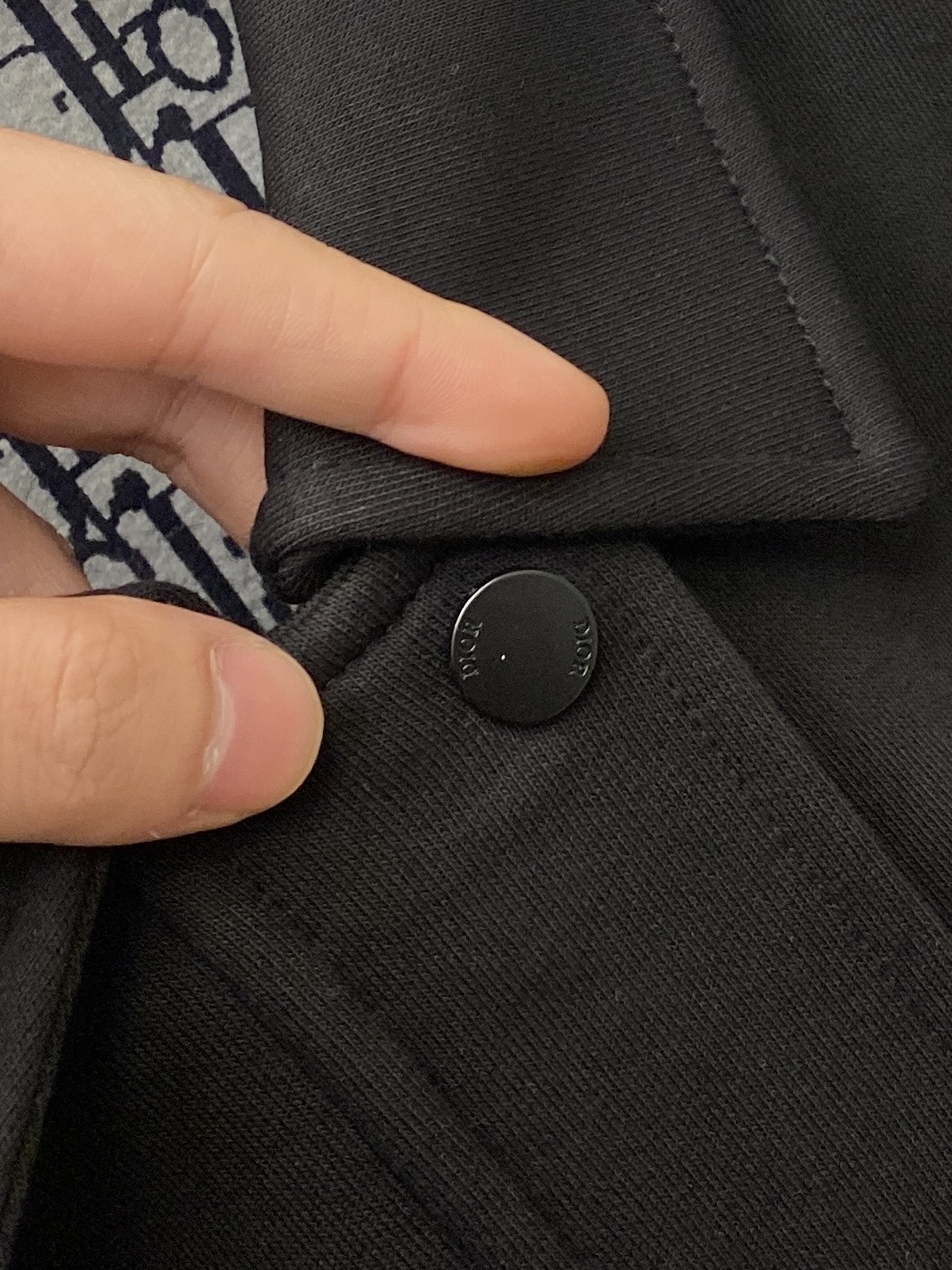 迪奥、2025新品夹克外套，时尚帅气，胸前精致刺绣字母logo，简约百搭款，定制原版面料，不仅挺括，保持