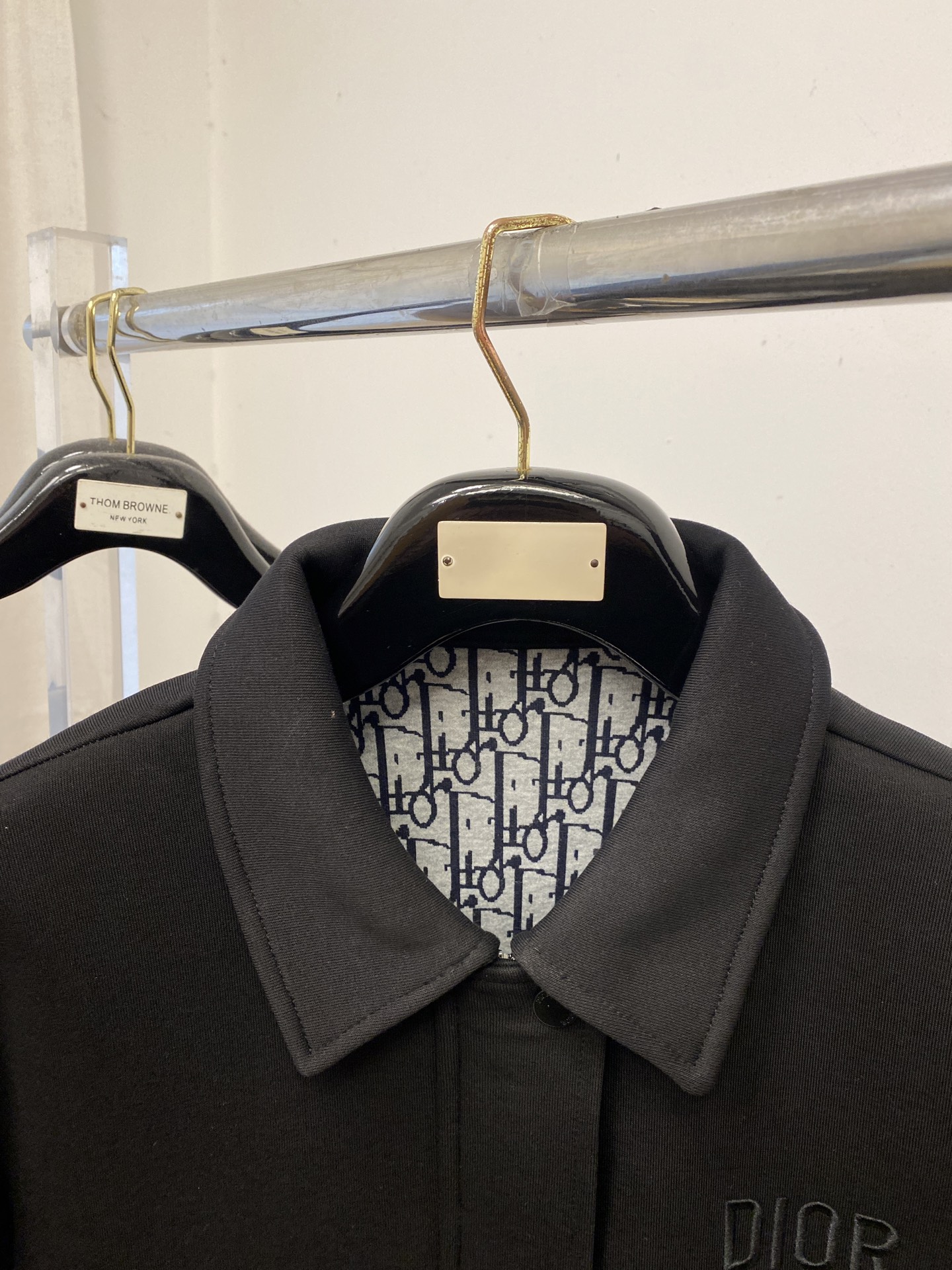 迪奥、2025新品夹克外套，时尚帅气，胸前精致刺绣字母logo，简约百搭款，定制原版面料，不仅挺括，保持