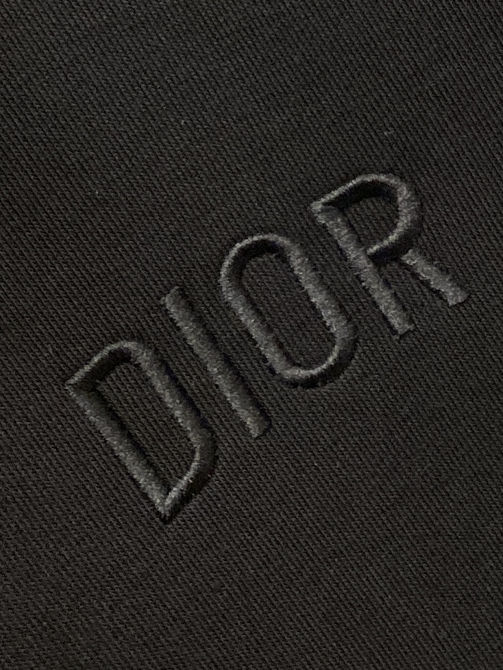 迪奥、2025新品夹克外套，时尚帅气，胸前精致刺绣字母logo，简约百搭款，定制原版面料，不仅挺括，保持