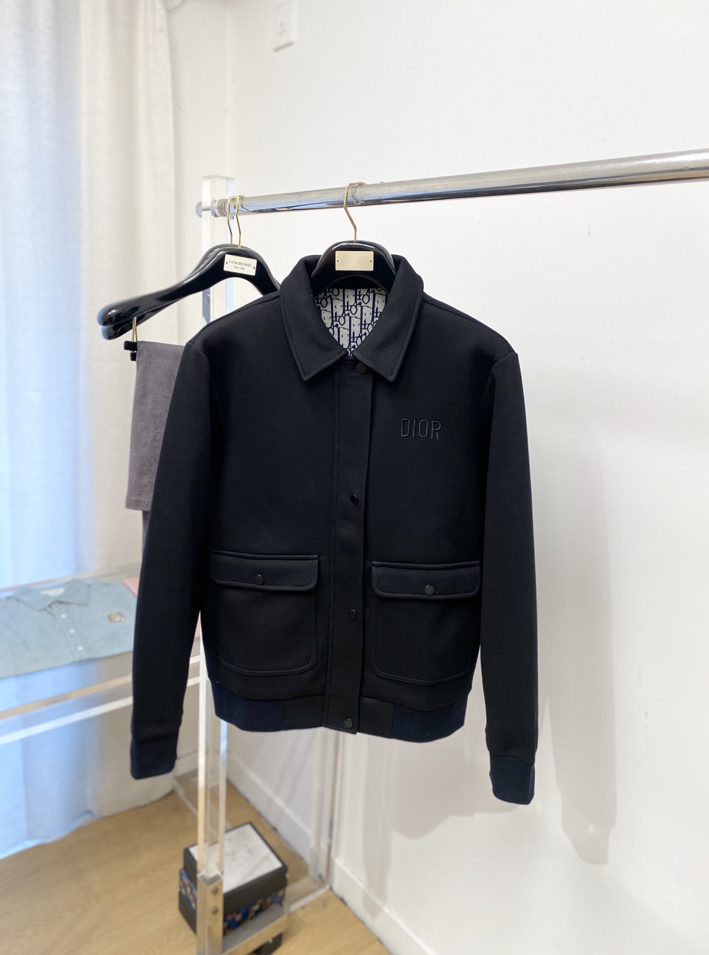 迪奥、2025新品夹克外套，时尚帅气，胸前精致刺绣字母logo，简约百搭款，定制原版面料，不仅挺括，保持