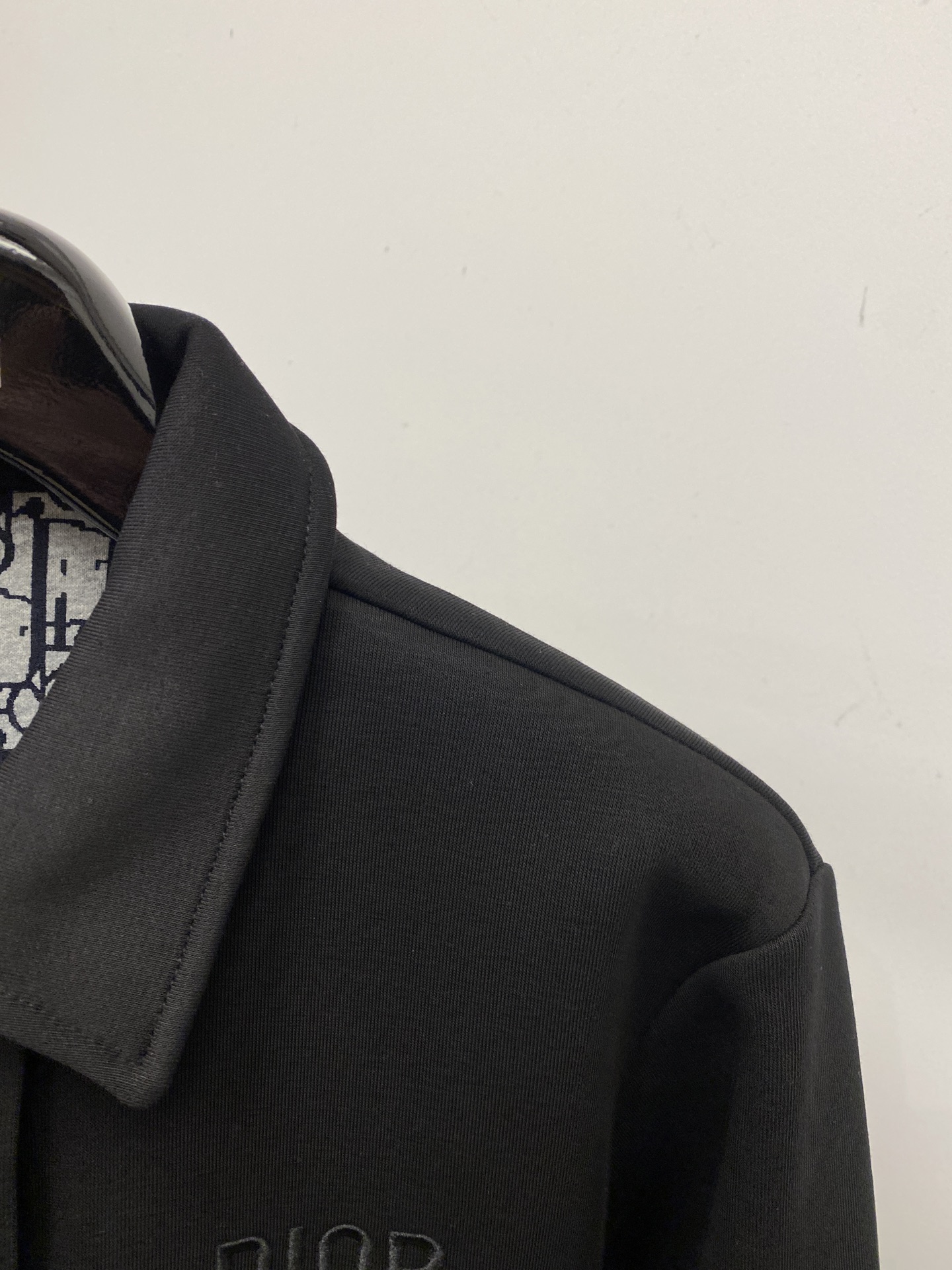 迪奥、2025新品夹克外套，时尚帅气，胸前精致刺绣字母logo，简约百搭款，定制原版面料，不仅挺括，保持