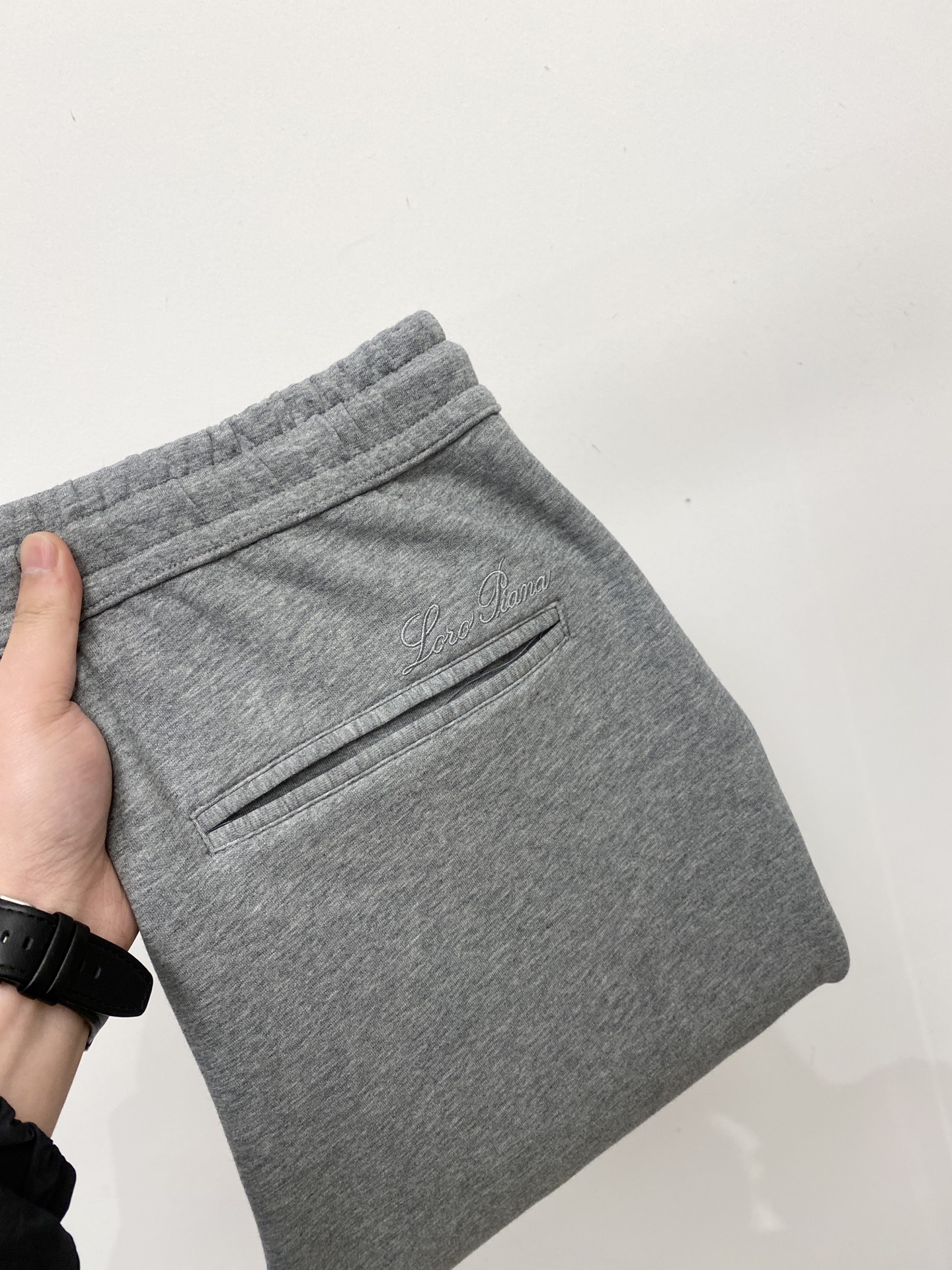 lP🆕、2025爆款休闲裤 高弹显瘦必爆简约百搭爆款，做工精细，每一针都看得到用心，超多明星网红最爱 拉