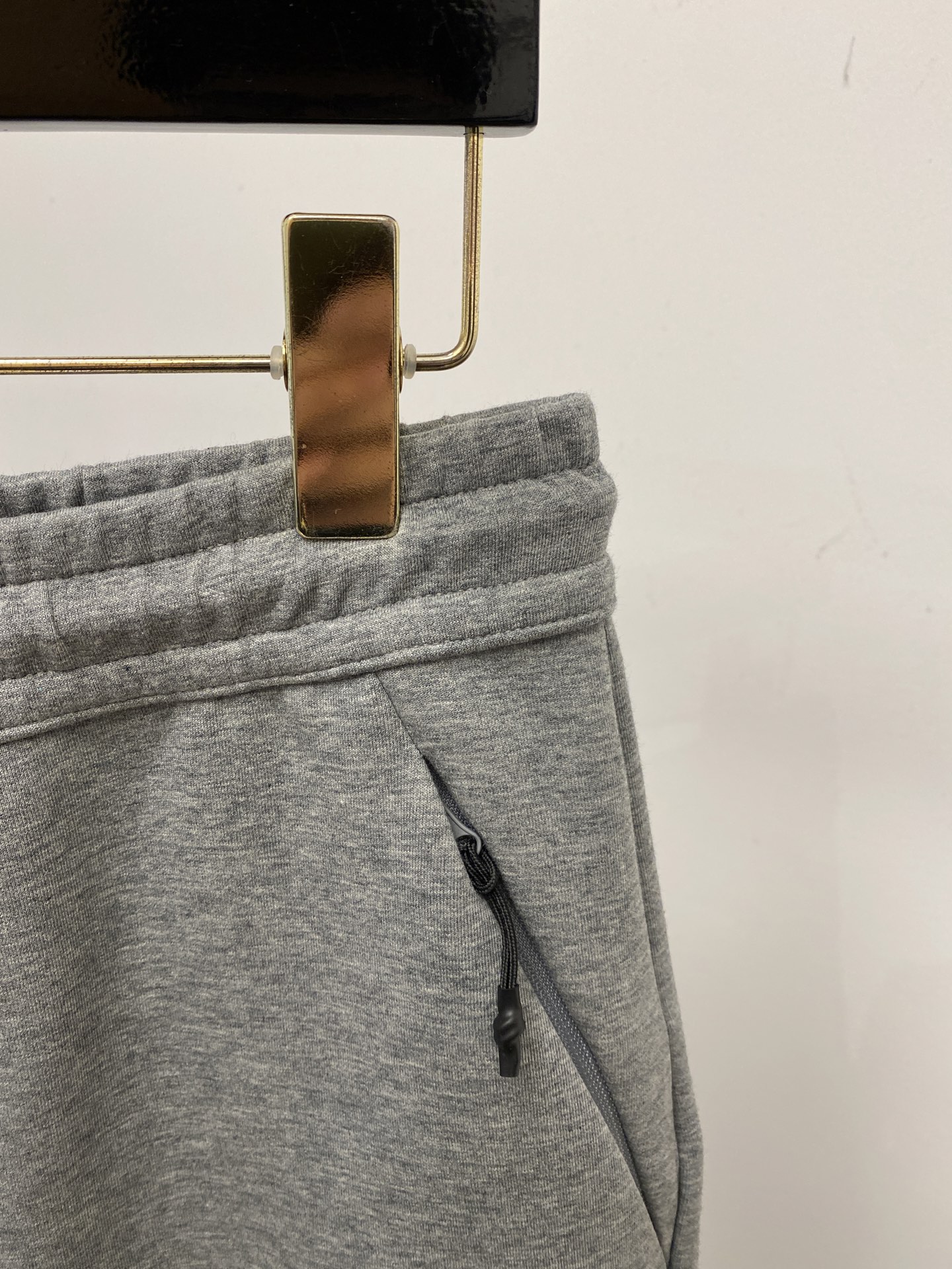 lP🆕、2025爆款休闲裤 高弹显瘦必爆简约百搭爆款，做工精细，每一针都看得到用心，超多明星网红最爱 拉