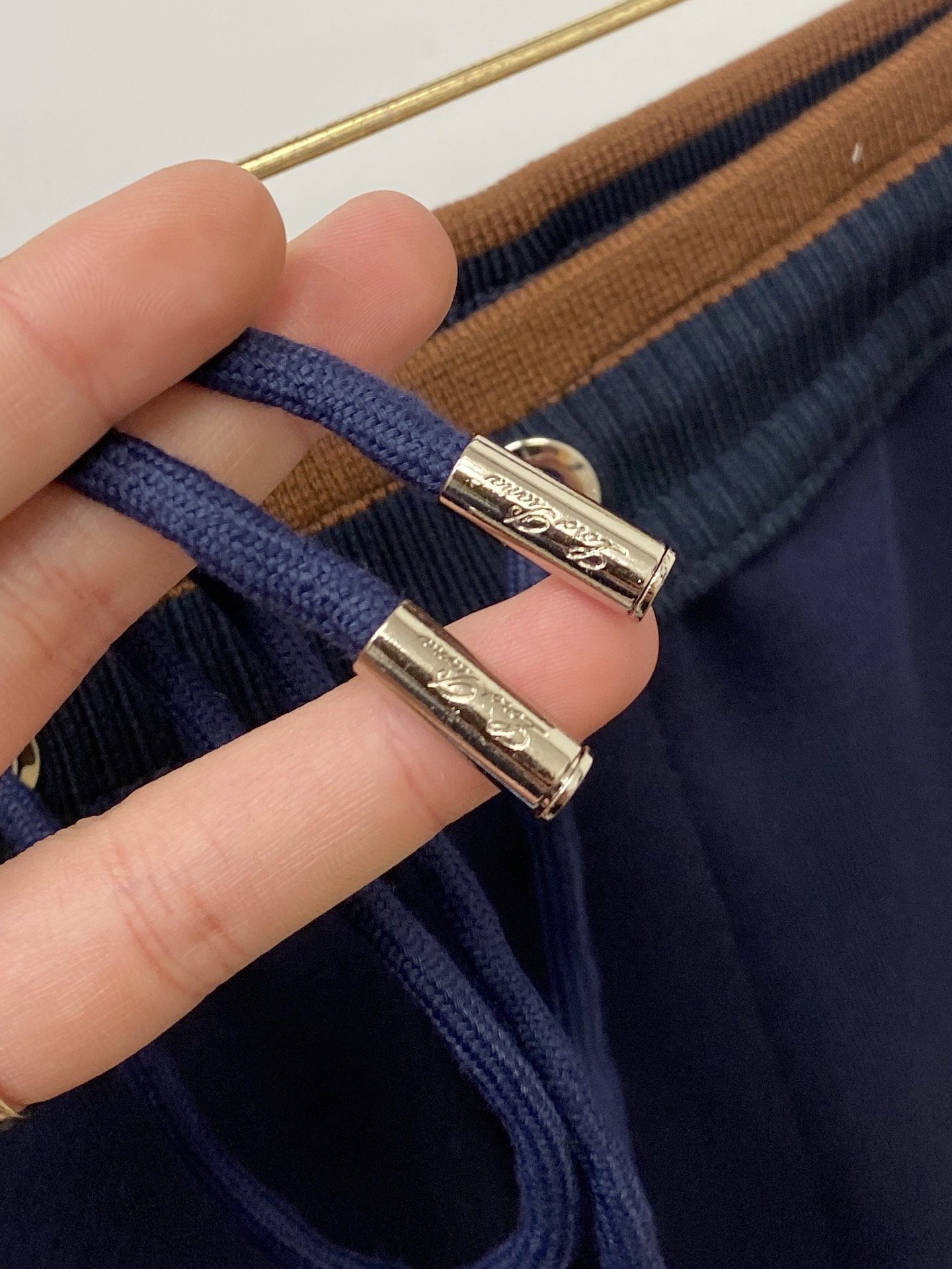 lP🆕、2025爆款休闲裤 高弹显瘦必爆简约百搭爆款，做工精细，每一针都看得到用心，超多明星网红最爱 拉