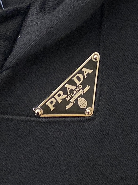 支持年后退换！ 普拉达、2025新品卫衣，帅气时尚，胸口五金装饰三角标logo，简约百搭款。面料棉 不仅