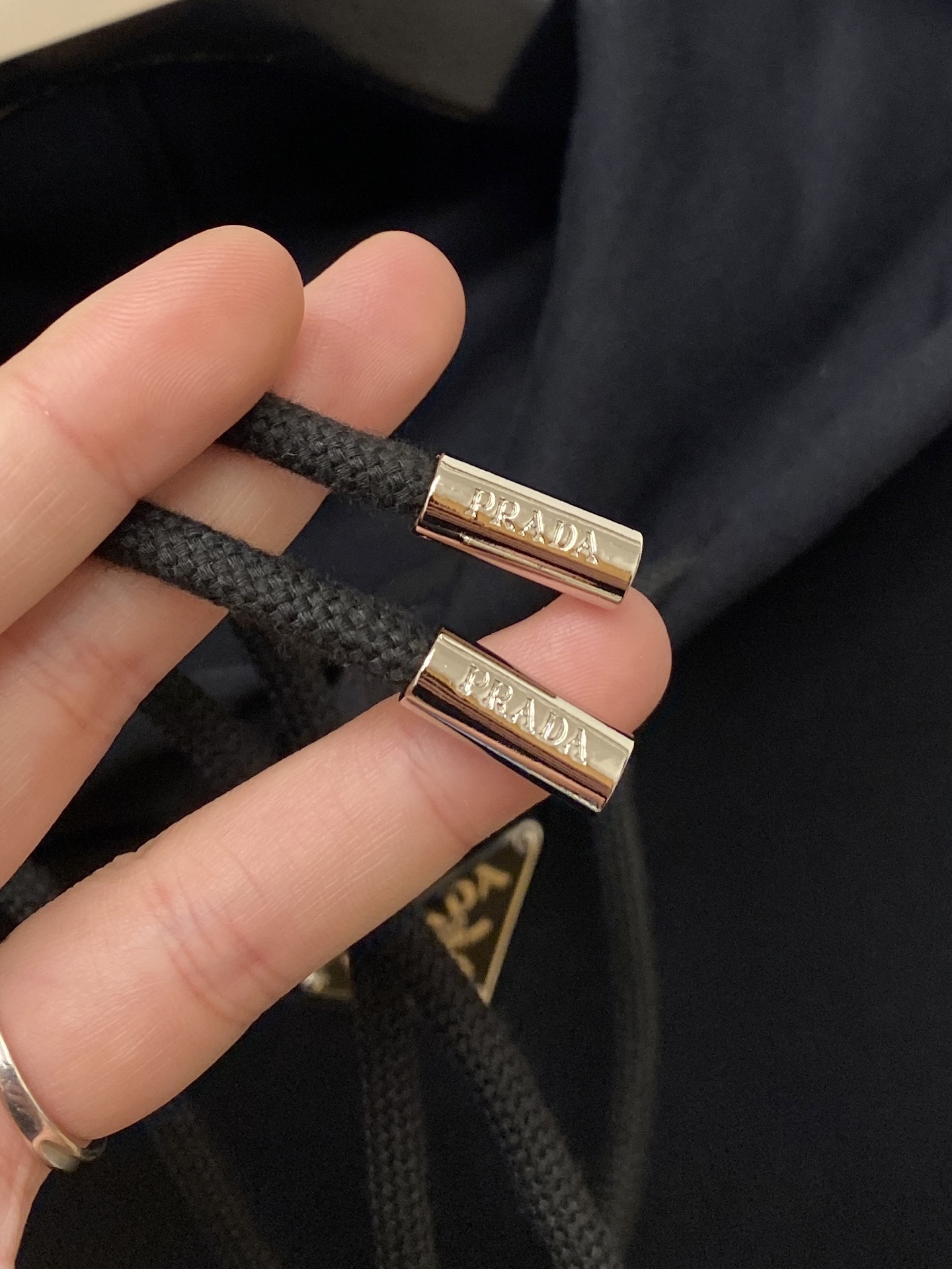 支持年后退换！ 普拉达、2025新品卫衣，帅气时尚，胸口五金装饰三角标logo，简约百搭款。面料棉 不仅