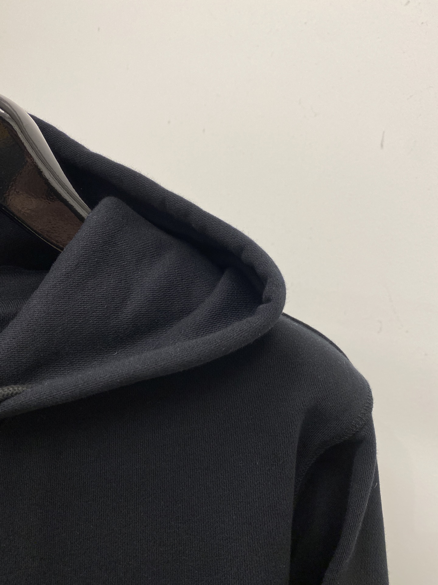 支持年后退换！ 普拉达、2025新品卫衣，帅气时尚，胸口五金装饰三角标logo，简约百搭款。面料棉 不仅