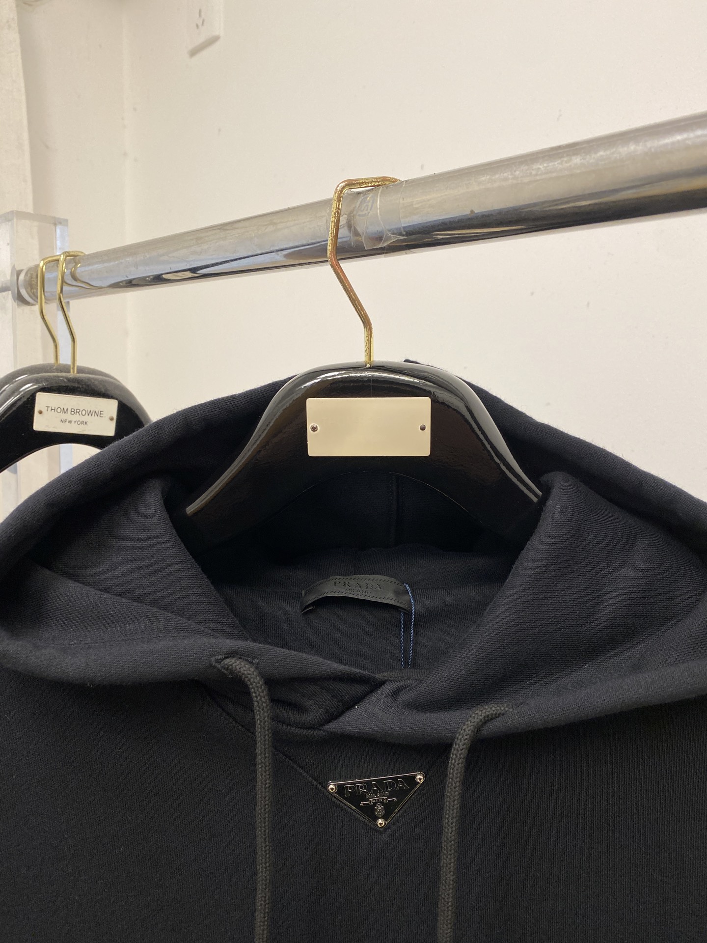 支持年后退换！ 普拉达、2025新品卫衣，帅气时尚，胸口五金装饰三角标logo，简约百搭款。面料棉 不仅