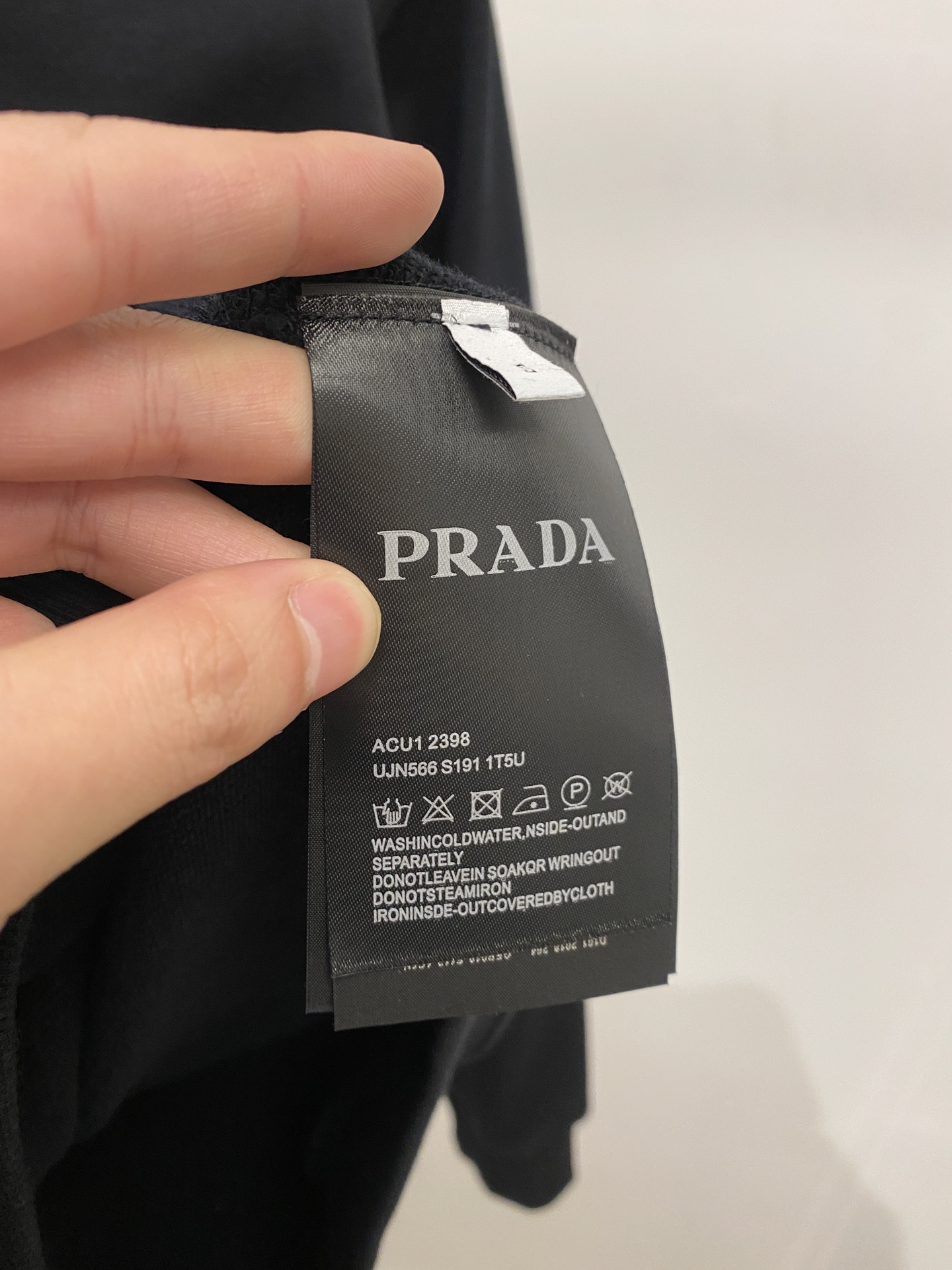 支持年后退换！ 普拉达、2025新品卫衣，帅气时尚，胸口五金装饰三角标logo，简约百搭款。面料棉 不仅