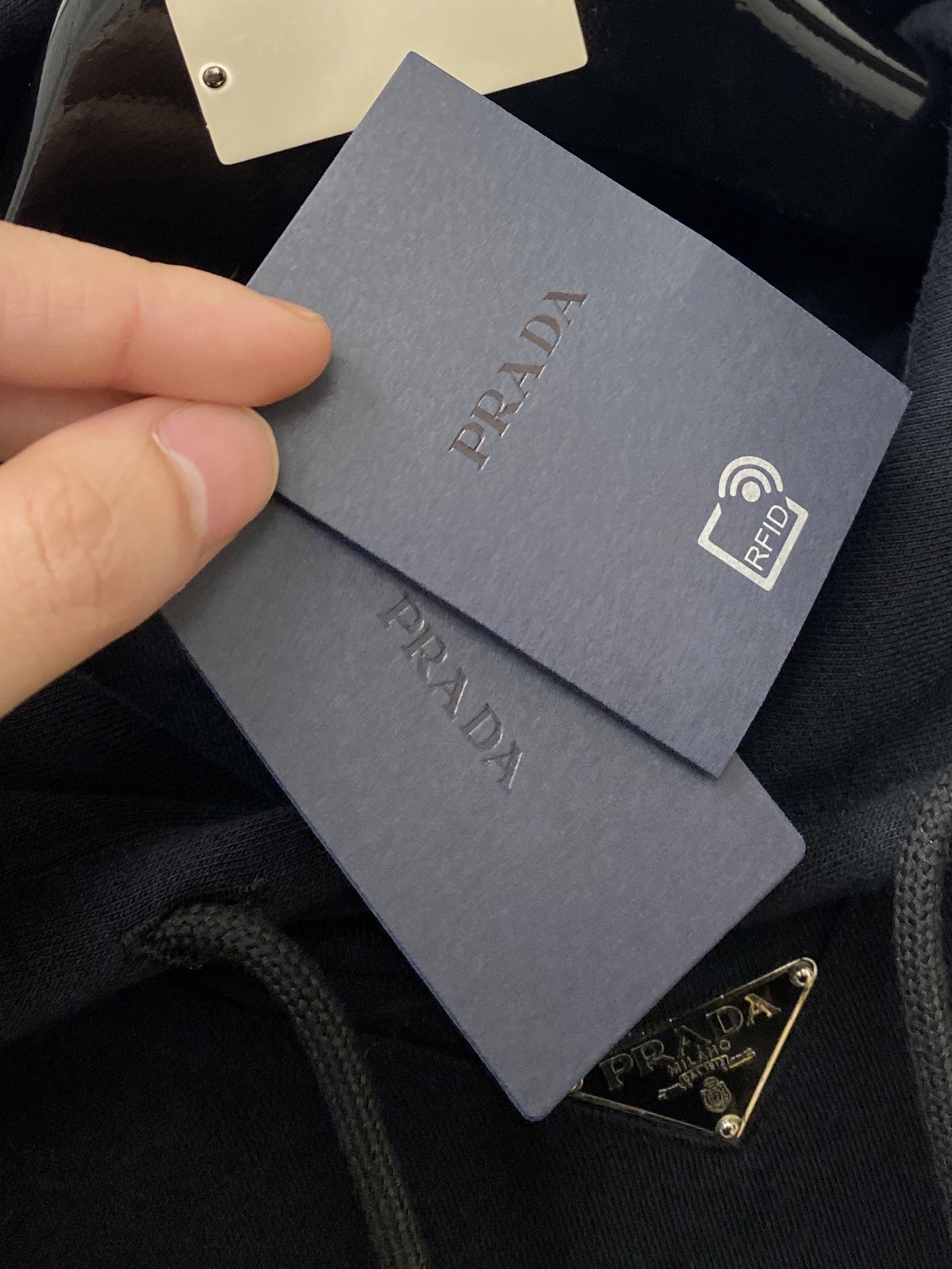 支持年后退换！ 普拉达、2025新品卫衣，帅气时尚，胸口五金装饰三角标logo，简约百搭款。面料棉 不仅