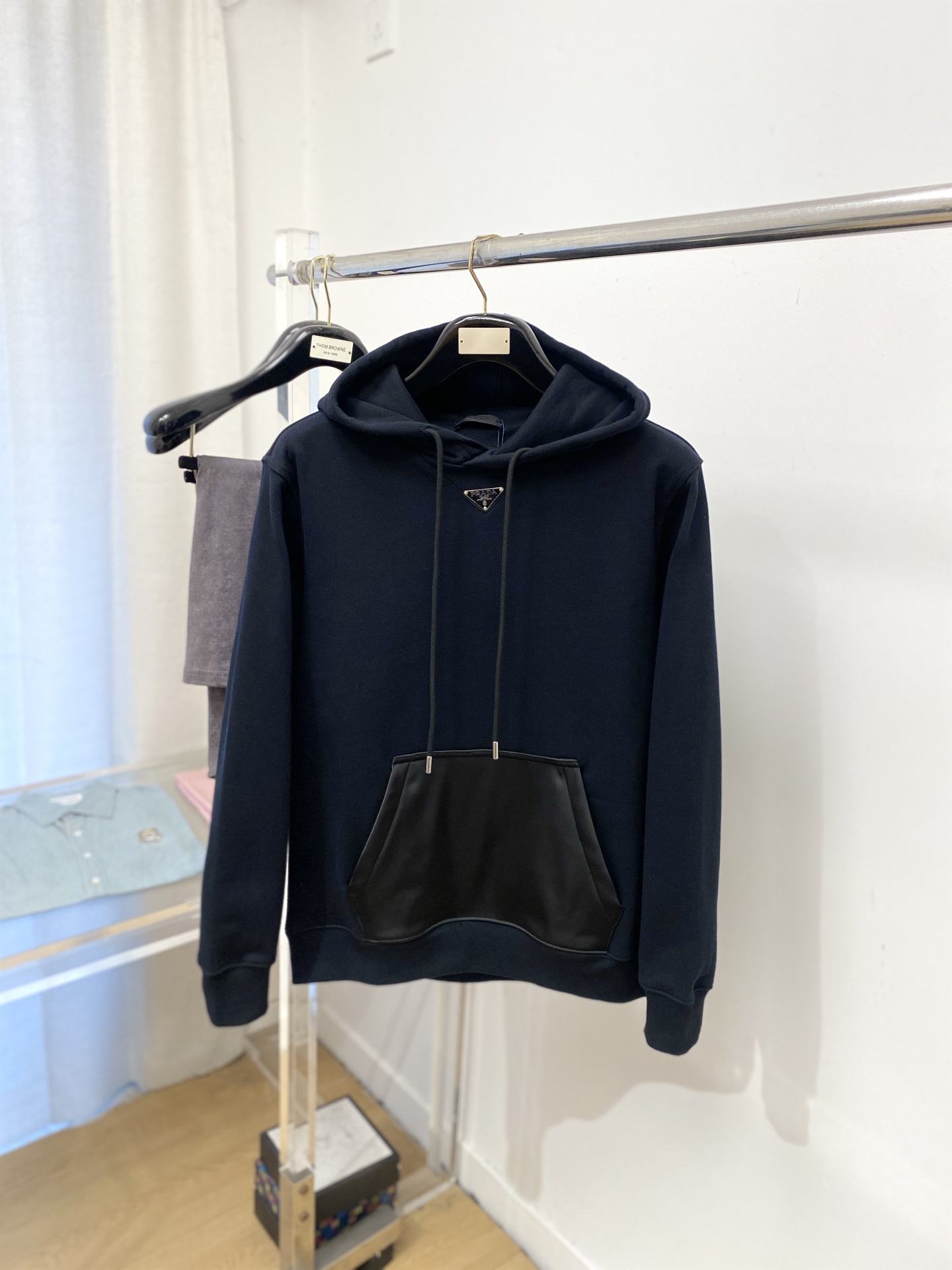 支持年后退换！ 普拉达、2025新品卫衣，帅气时尚，胸口五金装饰三角标logo，简约百搭款。面料棉 不仅