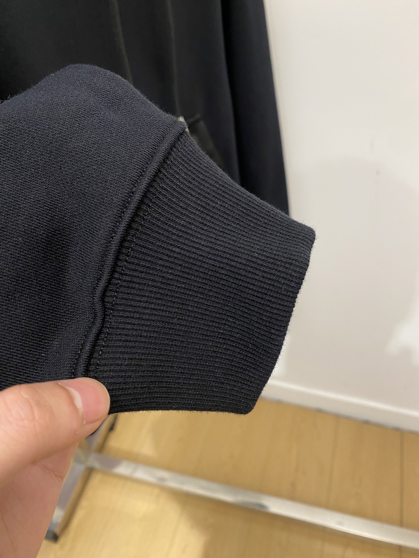 支持年后退换！ 普拉达、2025新品卫衣，帅气时尚，胸口五金装饰三角标logo，简约百搭款。面料棉 不仅