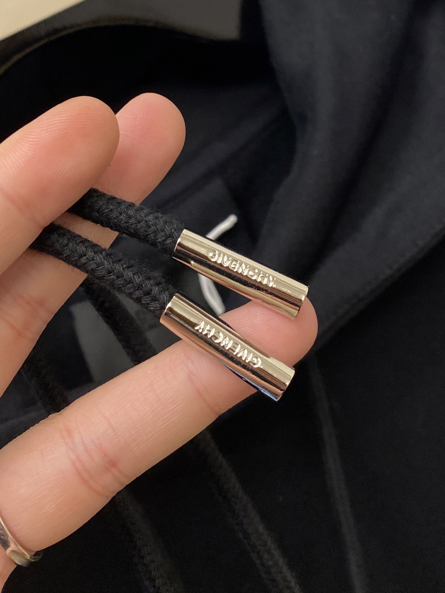 支持年后退换！ 纪梵希、2025新品卫衣，帅气时尚，胸口精致刺绣字母logo，简约百搭款。面料棉 不仅挺