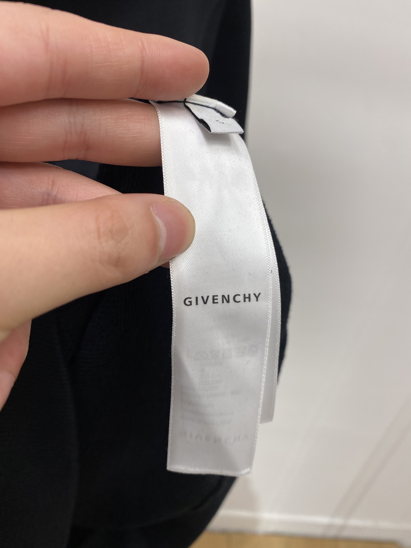 支持年后退换！ 纪梵希、2025新品卫衣，帅气时尚，胸口精致刺绣字母logo，简约百搭款。面料棉 不仅挺