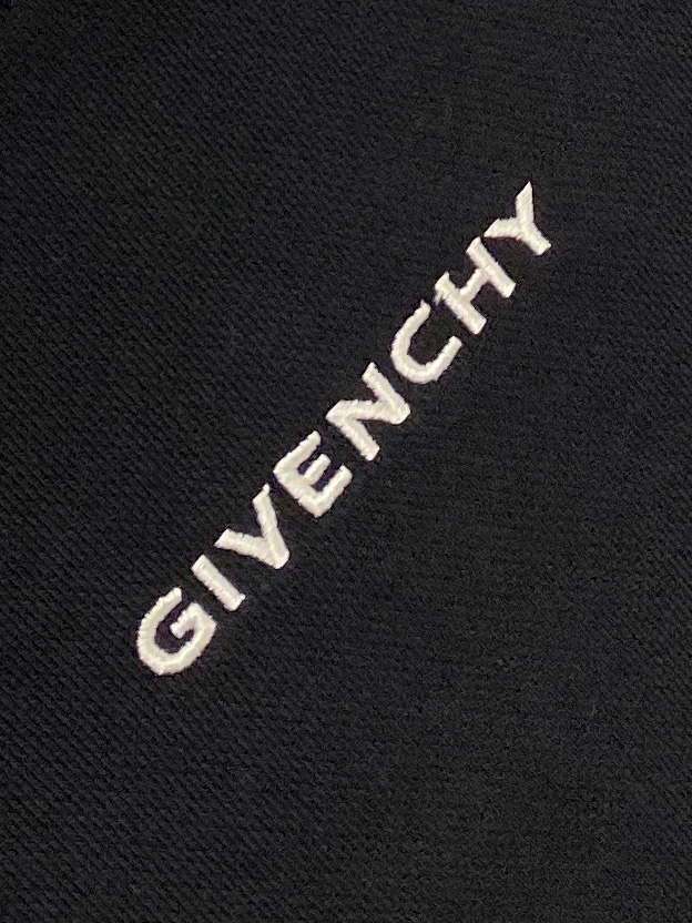 支持年后退换！ ￼ 纪梵希、2025新品卫衣，帅气时尚，胸口精致刺绣图案logo，简约百搭款。面料棉 不