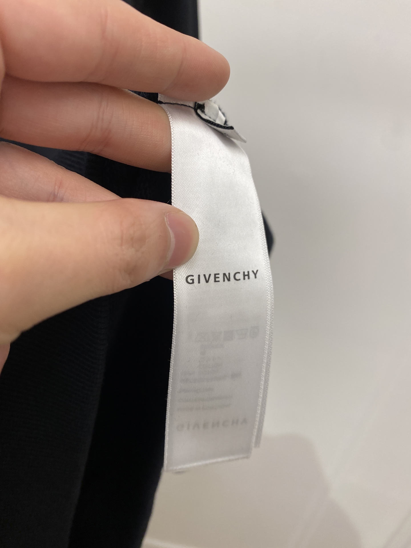 支持年后退换！ ￼ 纪梵希、2025新品卫衣，帅气时尚，胸口精致刺绣图案logo，简约百搭款。面料棉 不