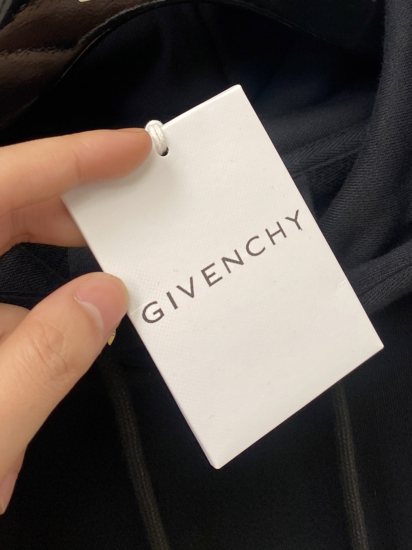 支持年后退换！ ￼ 纪梵希、2025新品卫衣，帅气时尚，胸口精致刺绣图案logo，简约百搭款。面料棉 不