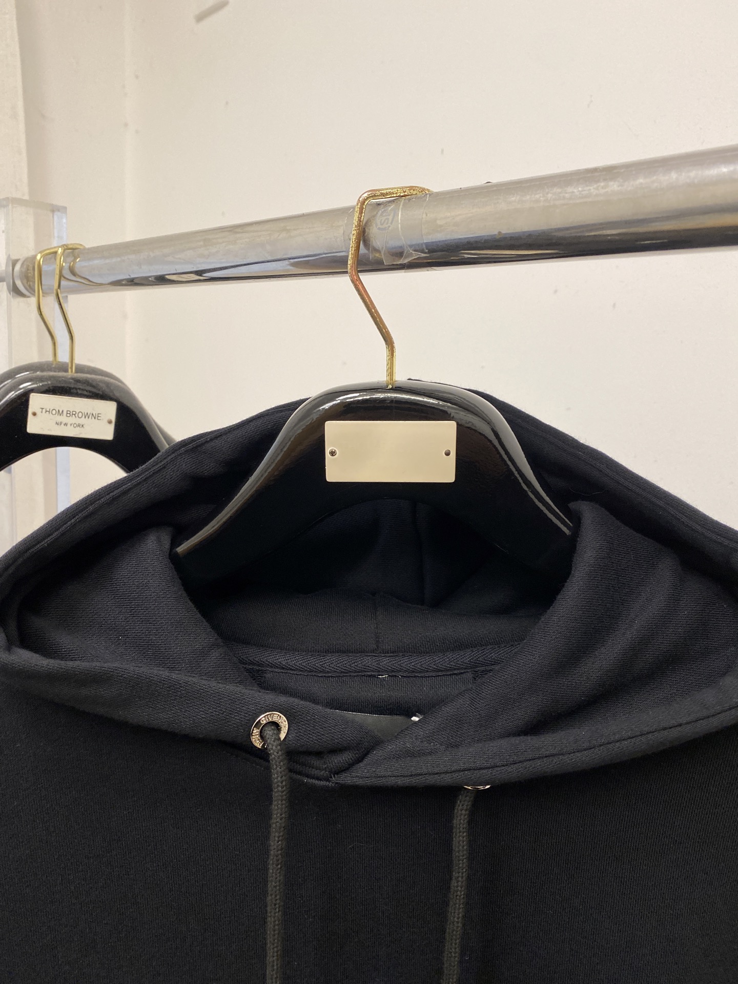 支持年后退换！ ￼ 纪梵希、2025新品卫衣，帅气时尚，胸口精致刺绣图案logo，简约百搭款。面料棉 不