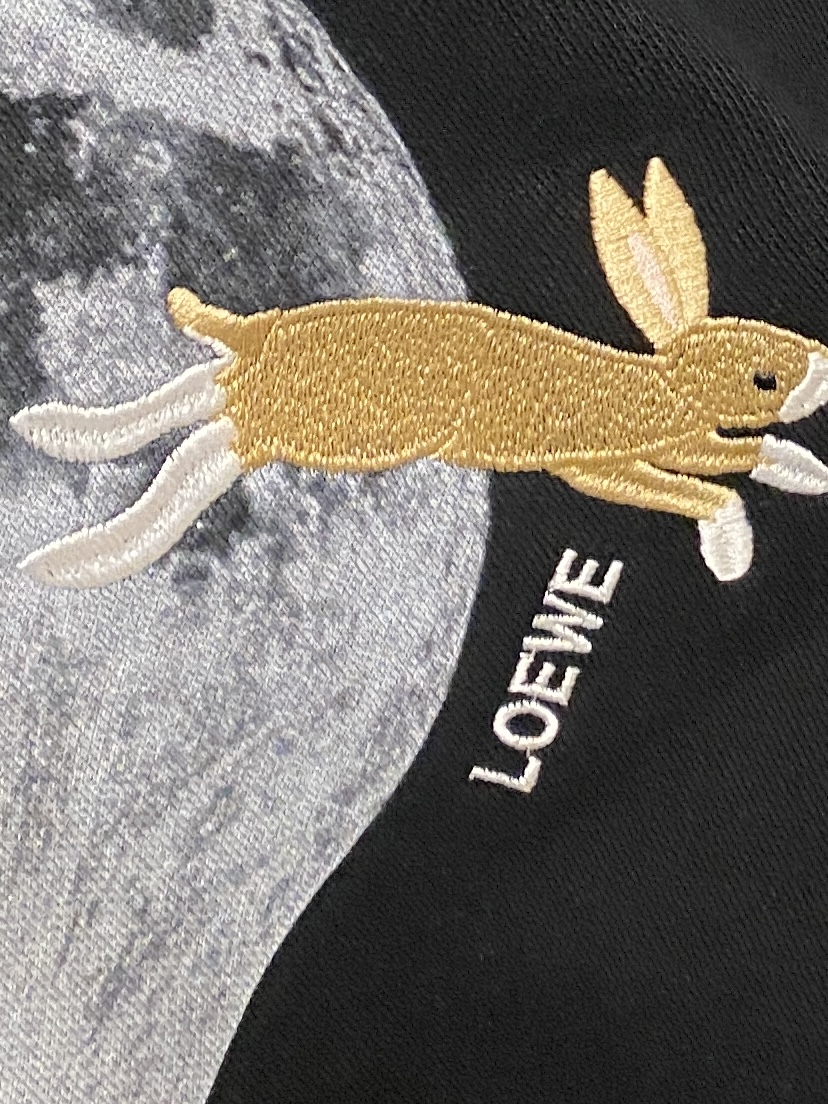 支持年后退换！ ￼ 纪梵希、2025新品卫衣，帅气时尚，胸口精致刺绣图案字母logo，简约百搭款。面料棉