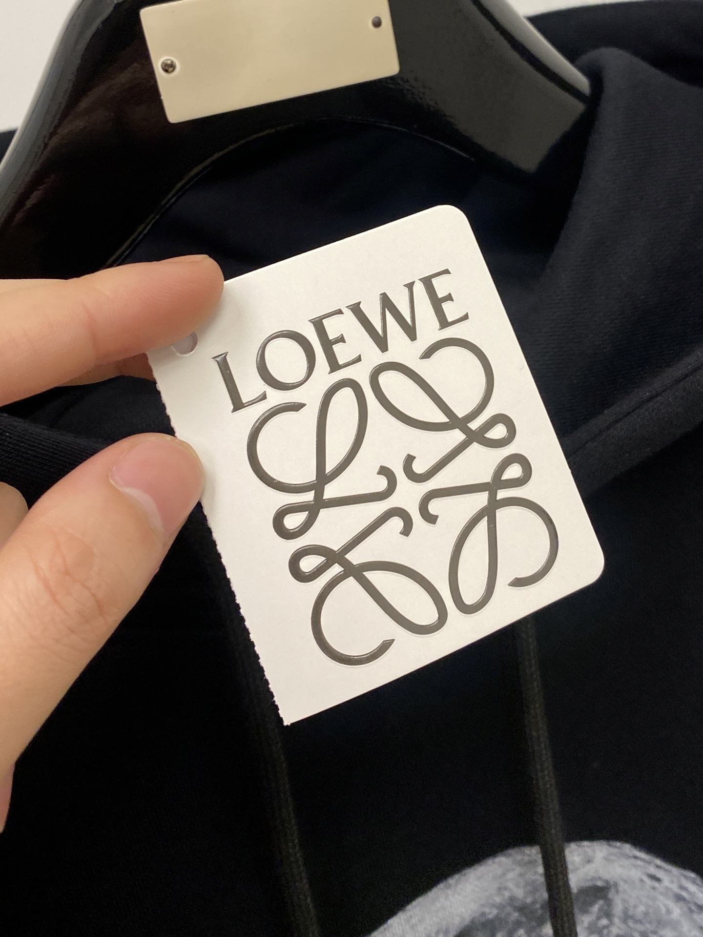 支持年后退换！ ￼ 纪梵希、2025新品卫衣，帅气时尚，胸口精致刺绣图案字母logo，简约百搭款。面料棉