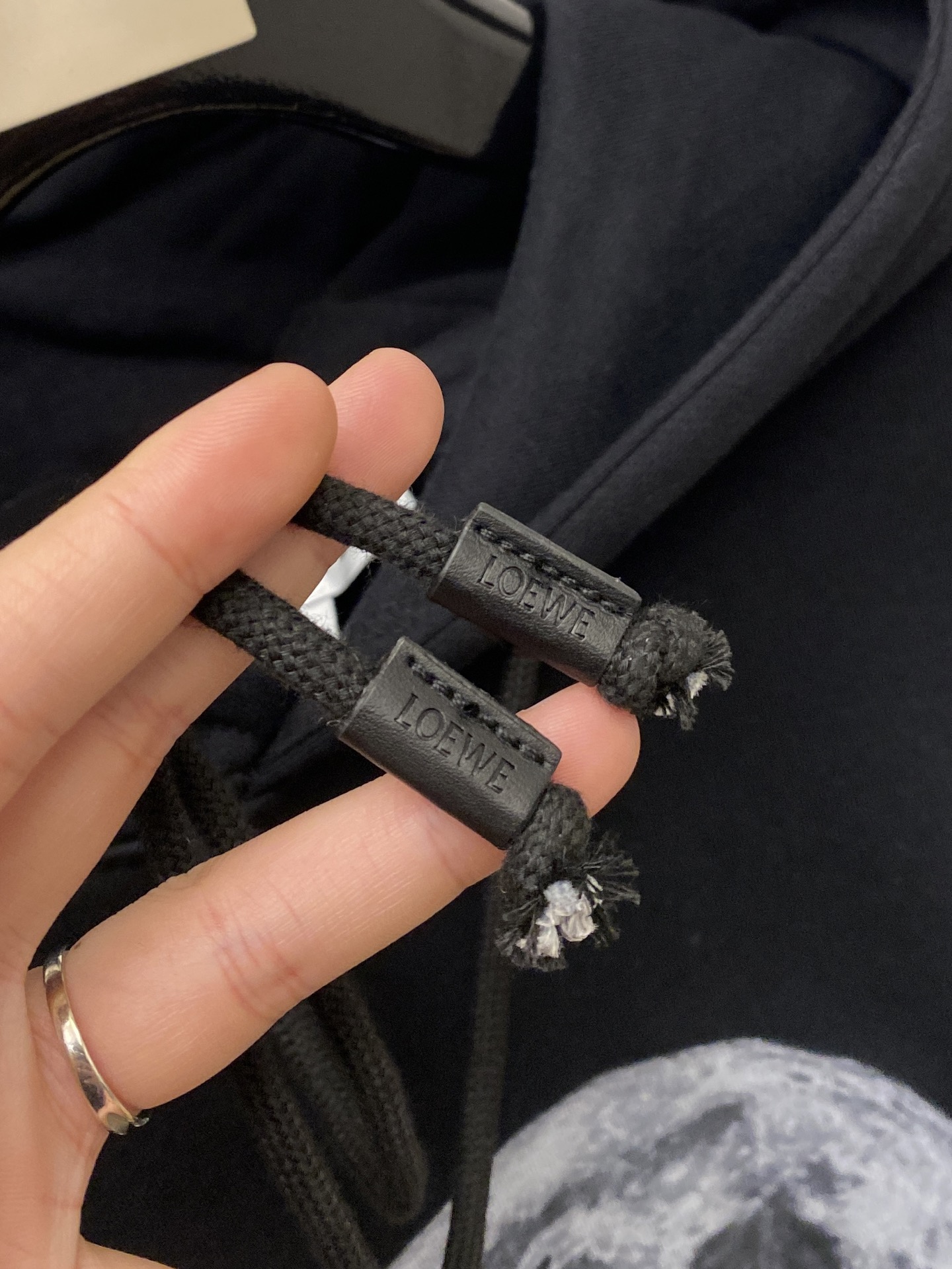 支持年后退换！ ￼ 纪梵希、2025新品卫衣，帅气时尚，胸口精致刺绣图案字母logo，简约百搭款。面料棉