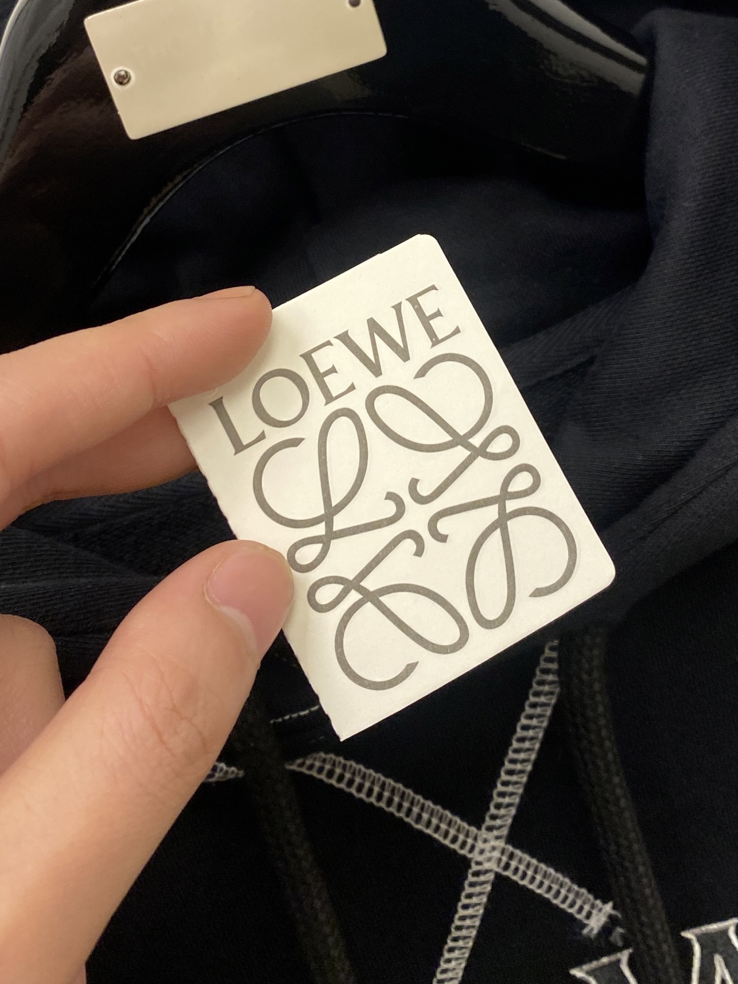 支持年后退换！ ￼ 罗意威、2025新品卫衣，帅气时尚，胸口精致刺绣图案字母logo，简约百搭款。面料棉