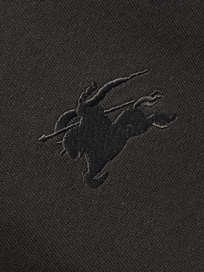 🌾退换巴宝莉、2025新品卫衣外套，帅气时尚，胸前精致刺绣图案logo，简约百搭款。面料棉 不仅挺括，保