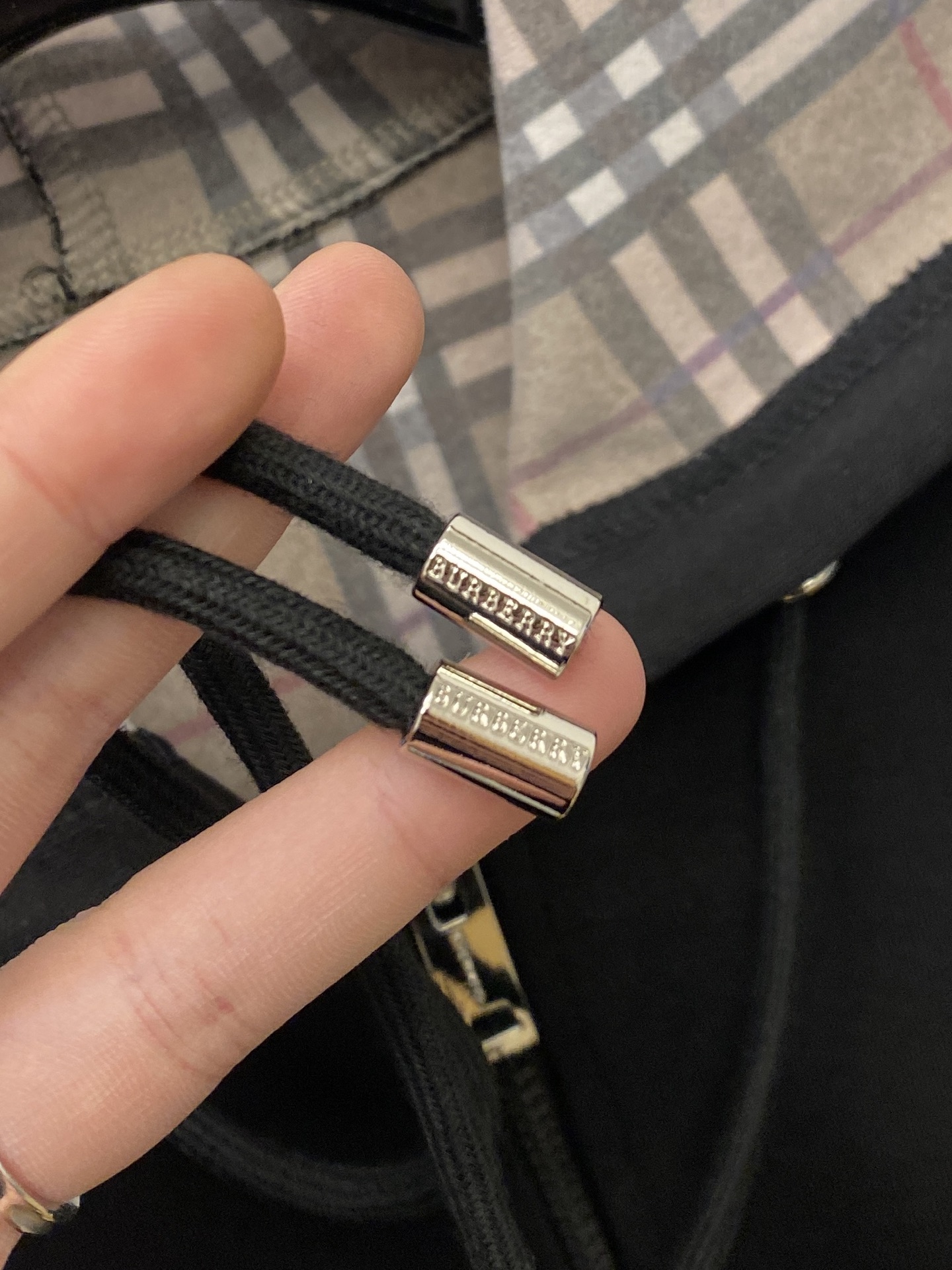 🌾退换巴宝莉、2025新品卫衣外套，帅气时尚，胸前精致刺绣图案logo，简约百搭款。面料棉 不仅挺括，保