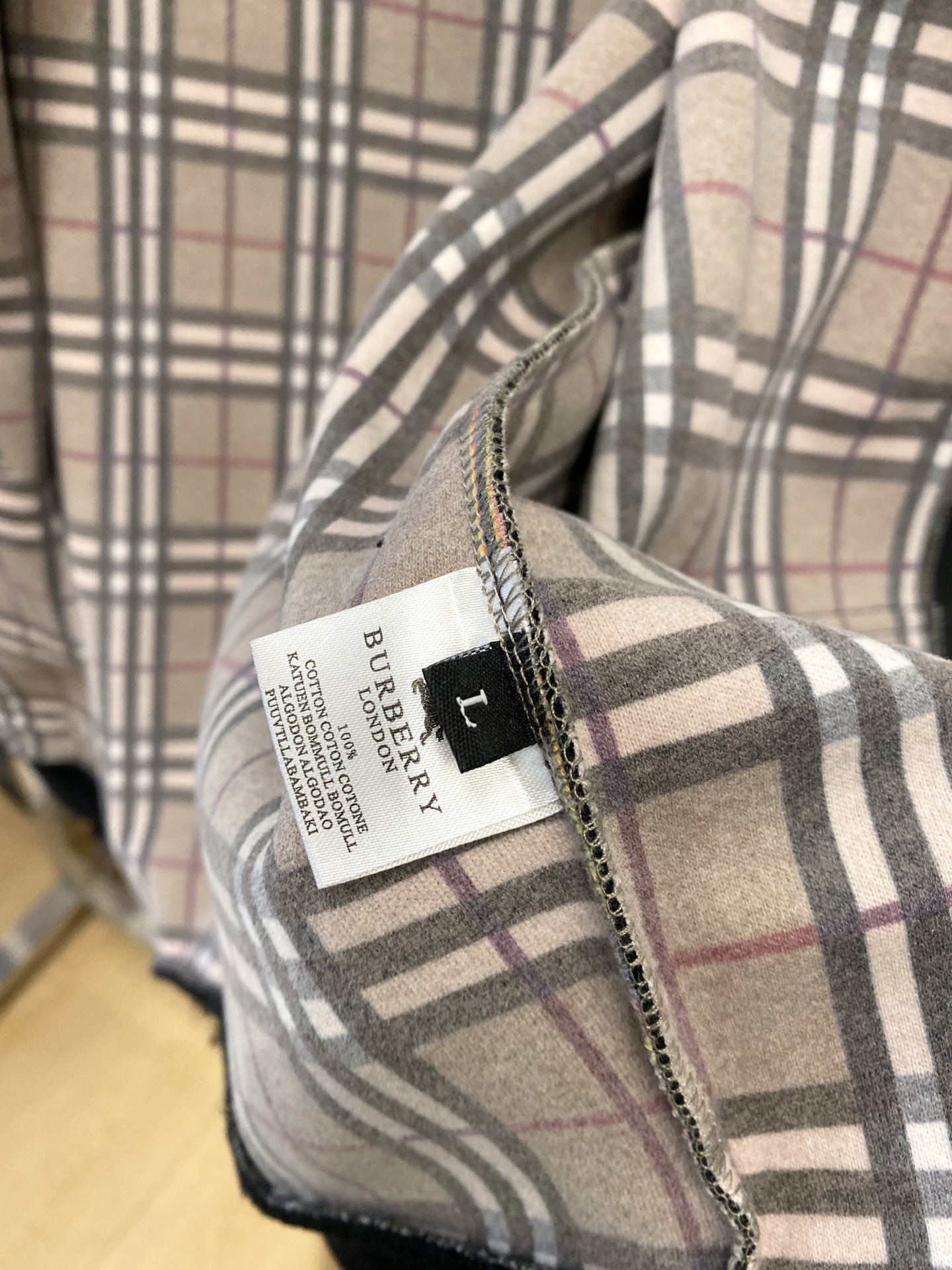 🌾退换巴宝莉、2025新品卫衣外套，帅气时尚，胸前精致刺绣图案logo，简约百搭款。面料棉 不仅挺括，保