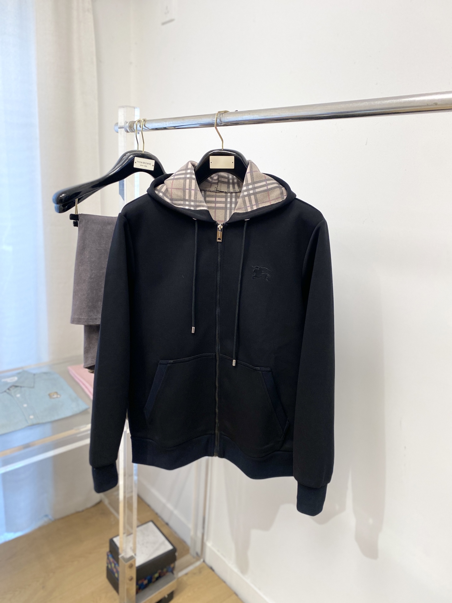 🌾退换巴宝莉、2025新品卫衣外套，帅气时尚，胸前精致刺绣图案logo，简约百搭款。面料棉 不仅挺括，保