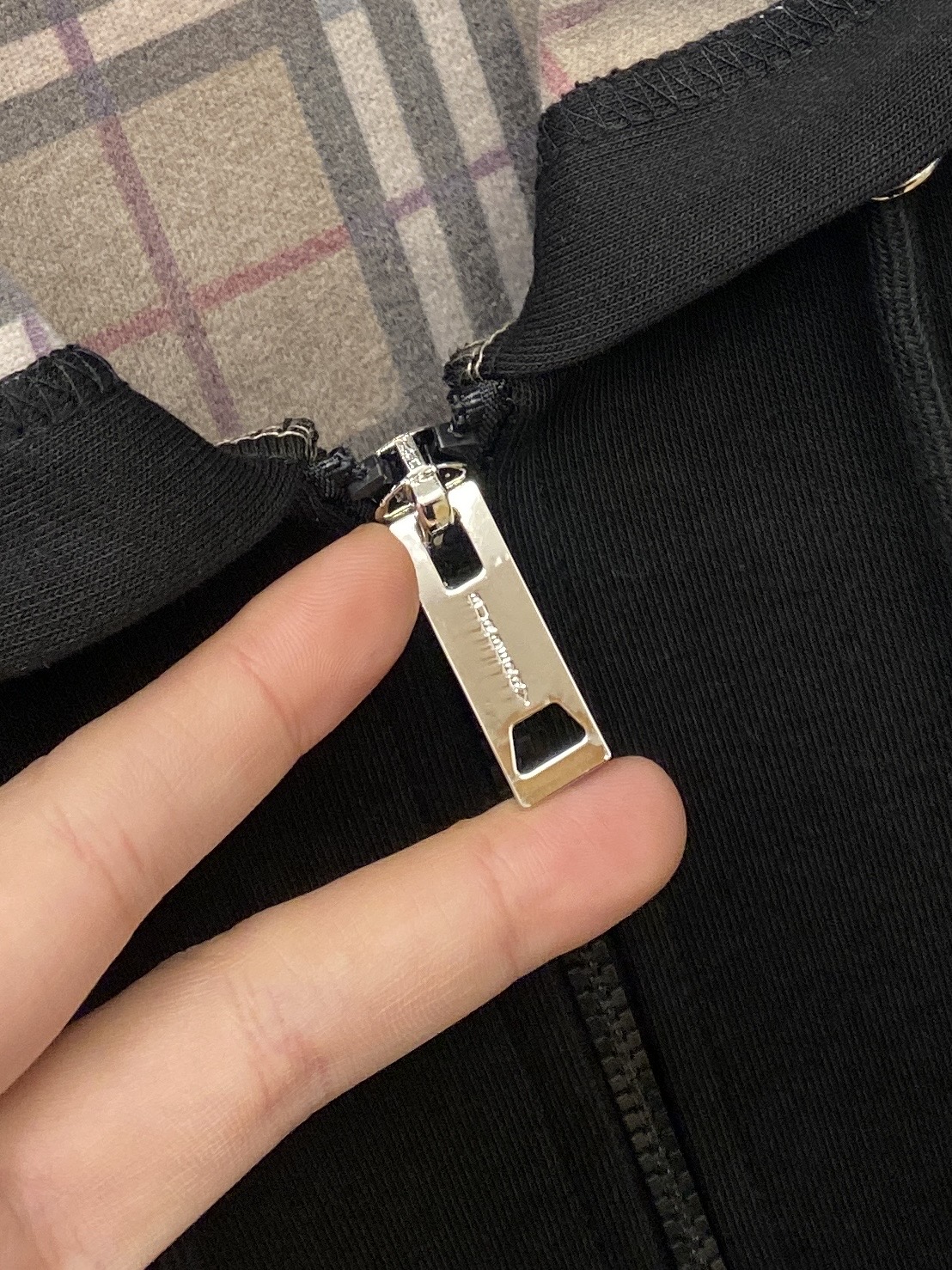 🌾退换巴宝莉、2025新品卫衣外套，帅气时尚，胸前精致刺绣图案logo，简约百搭款。面料棉 不仅挺括，保