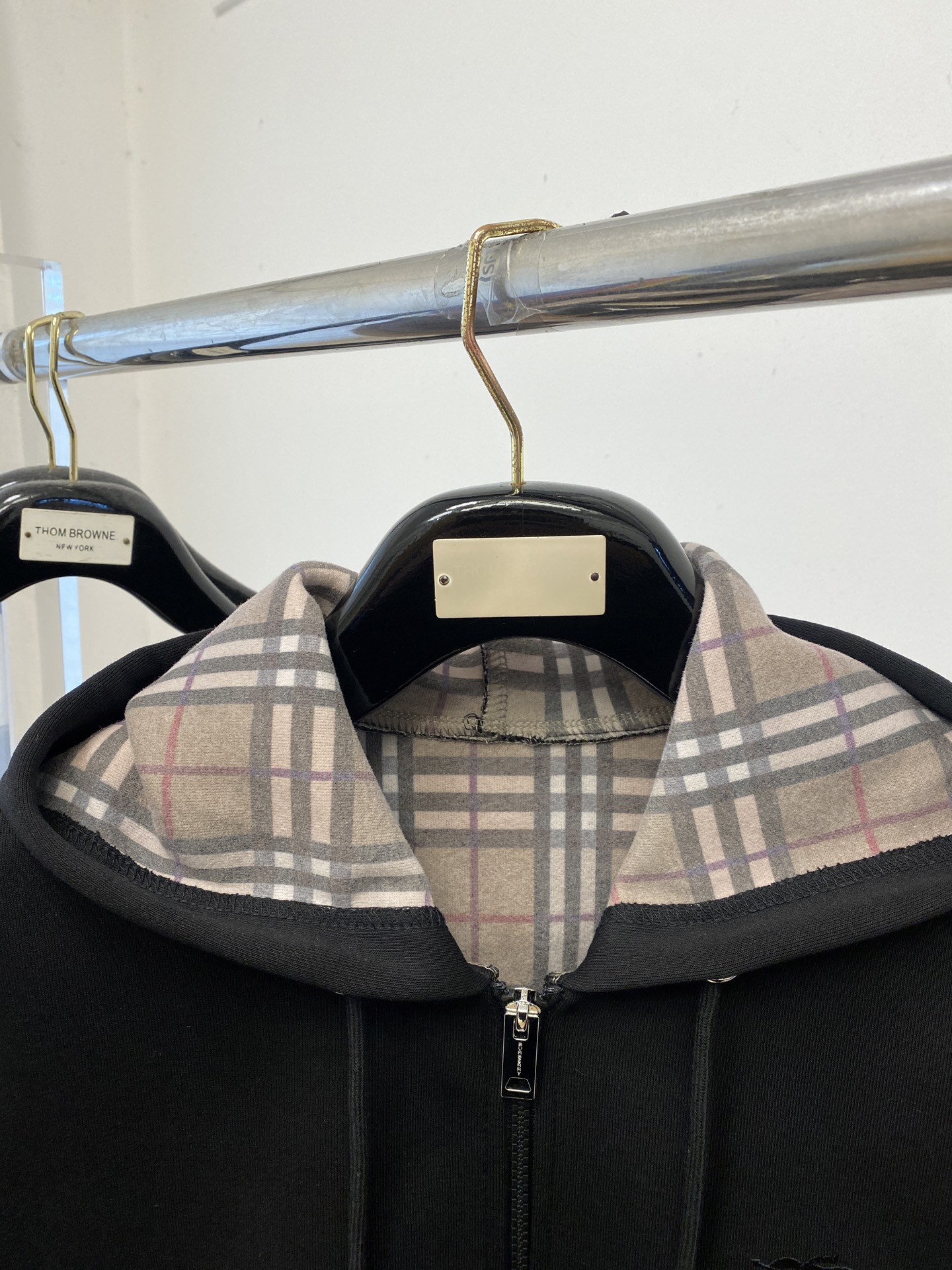 🌾退换巴宝莉、2025新品卫衣外套，帅气时尚，胸前精致刺绣图案logo，简约百搭款。面料棉 不仅挺括，保