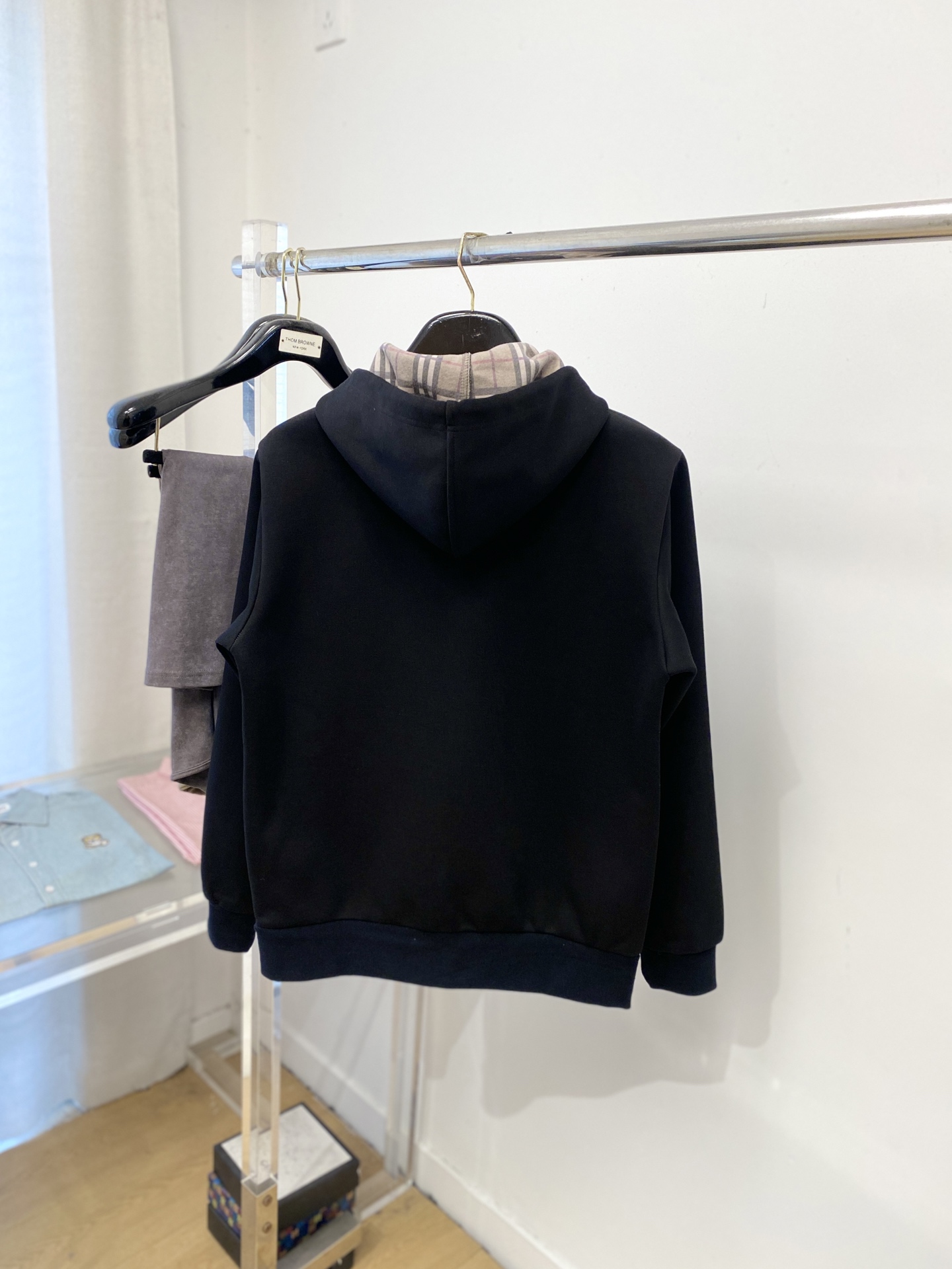 🌾退换巴宝莉、2025新品卫衣外套，帅气时尚，胸前精致刺绣图案logo，简约百搭款。面料棉 不仅挺括，保