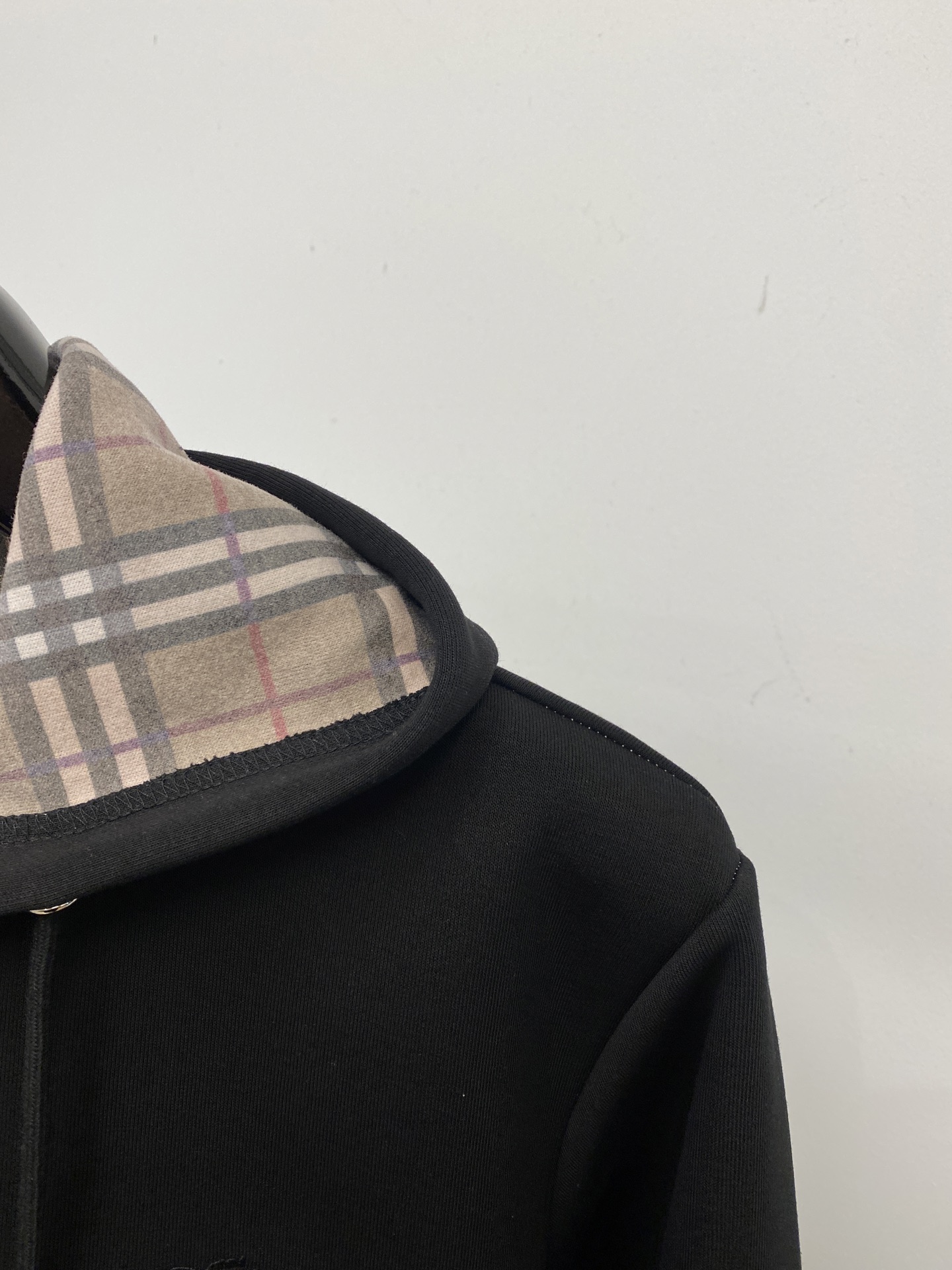 🌾退换巴宝莉、2025新品卫衣外套，帅气时尚，胸前精致刺绣图案logo，简约百搭款。面料棉 不仅挺括，保