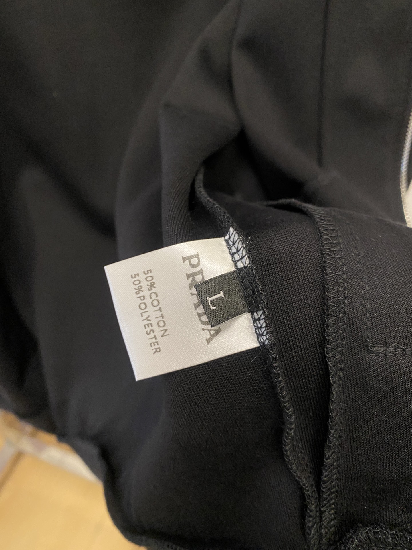 🌾退换普拉达、2025新品卫衣外套，帅气时尚，胸前五金装饰三角标logo，简约百搭款。面料棉 不仅挺括，