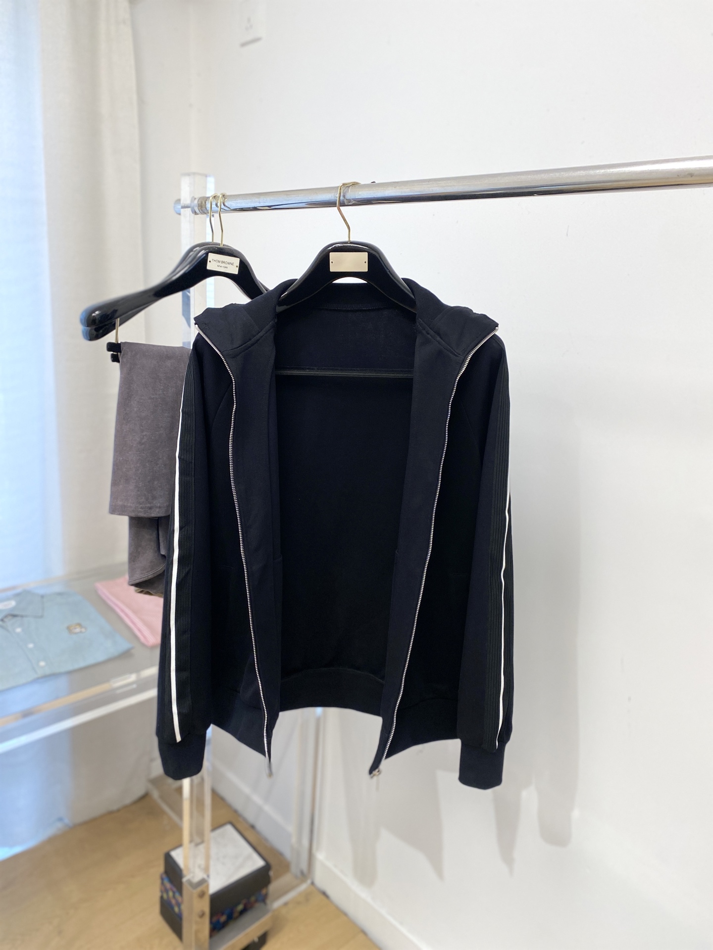 🌾退换普拉达、2025新品卫衣外套，帅气时尚，胸前五金装饰三角标logo，简约百搭款。面料棉 不仅挺括，