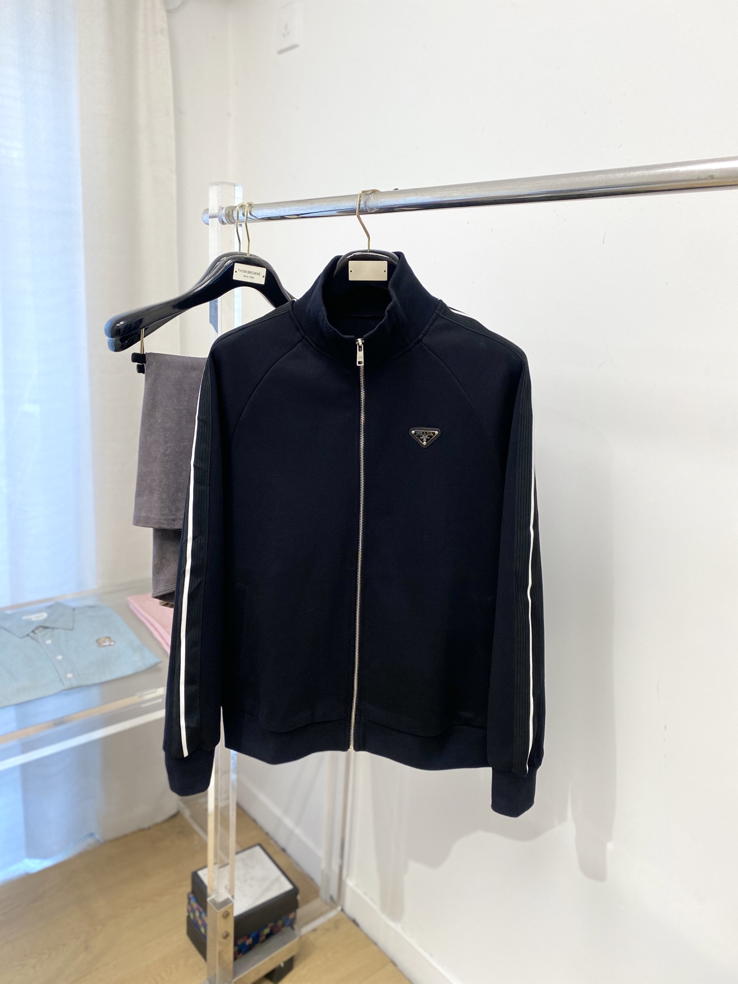 🌾退换普拉达、2025新品卫衣外套，帅气时尚，胸前五金装饰三角标logo，简约百搭款。面料棉 不仅挺括，