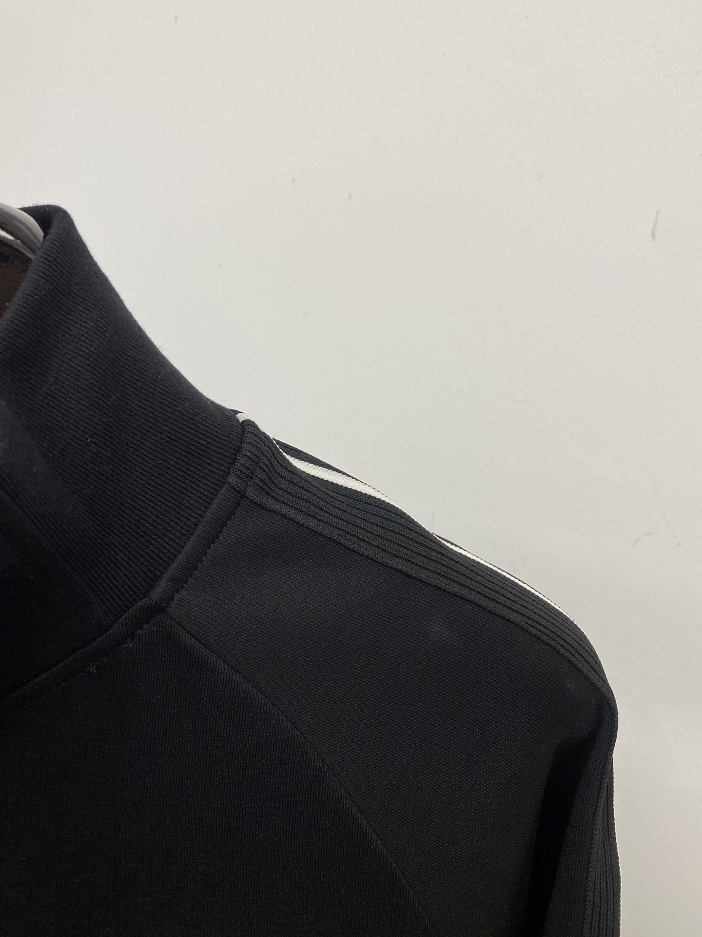 🌾退换普拉达、2025新品卫衣外套，帅气时尚，胸前五金装饰三角标logo，简约百搭款。面料棉 不仅挺括，