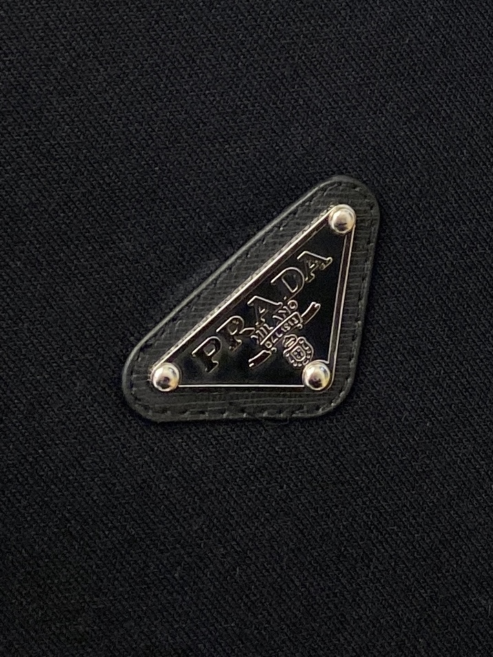 🌾退换普拉达、2025新品卫衣外套，帅气时尚，胸前五金装饰三角标logo，简约百搭款。面料棉 不仅挺括，