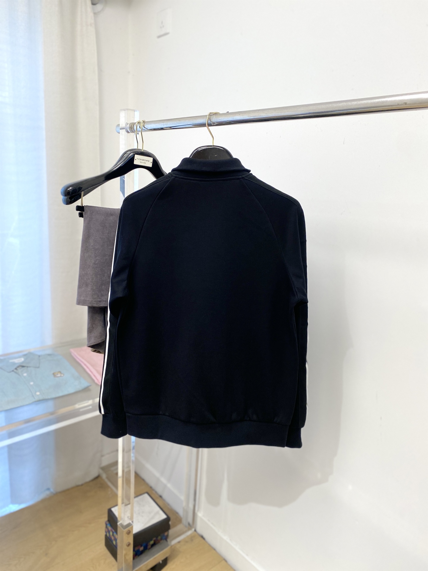 🌾退换普拉达、2025新品卫衣外套，帅气时尚，胸前五金装饰三角标logo，简约百搭款。面料棉 不仅挺括，