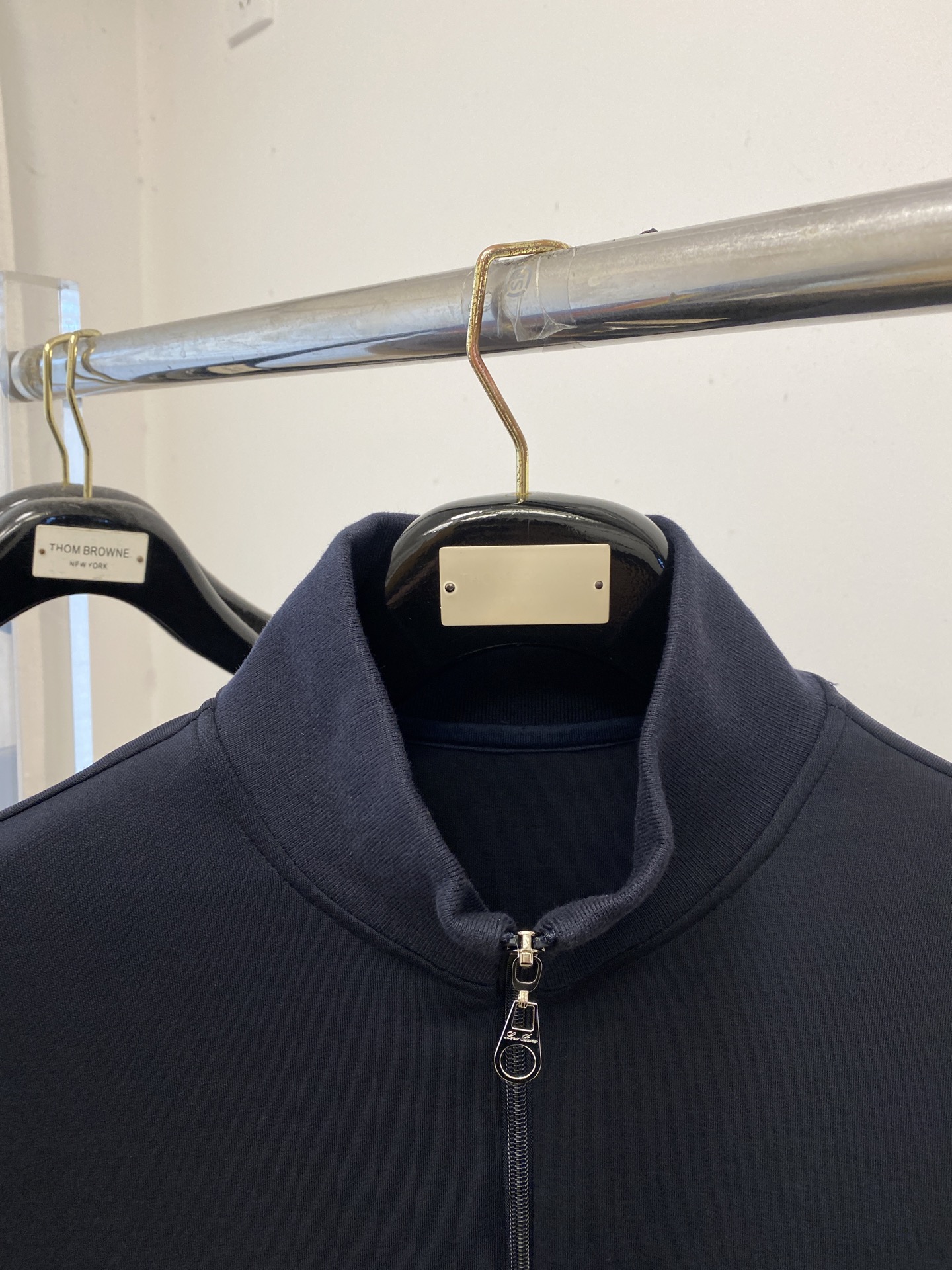 🌾退换￼ lP🆕、2025新品半拉链卫衣，帅气时尚，胸前精致刺绣图案字母logo，简约百搭款。面料棉 不