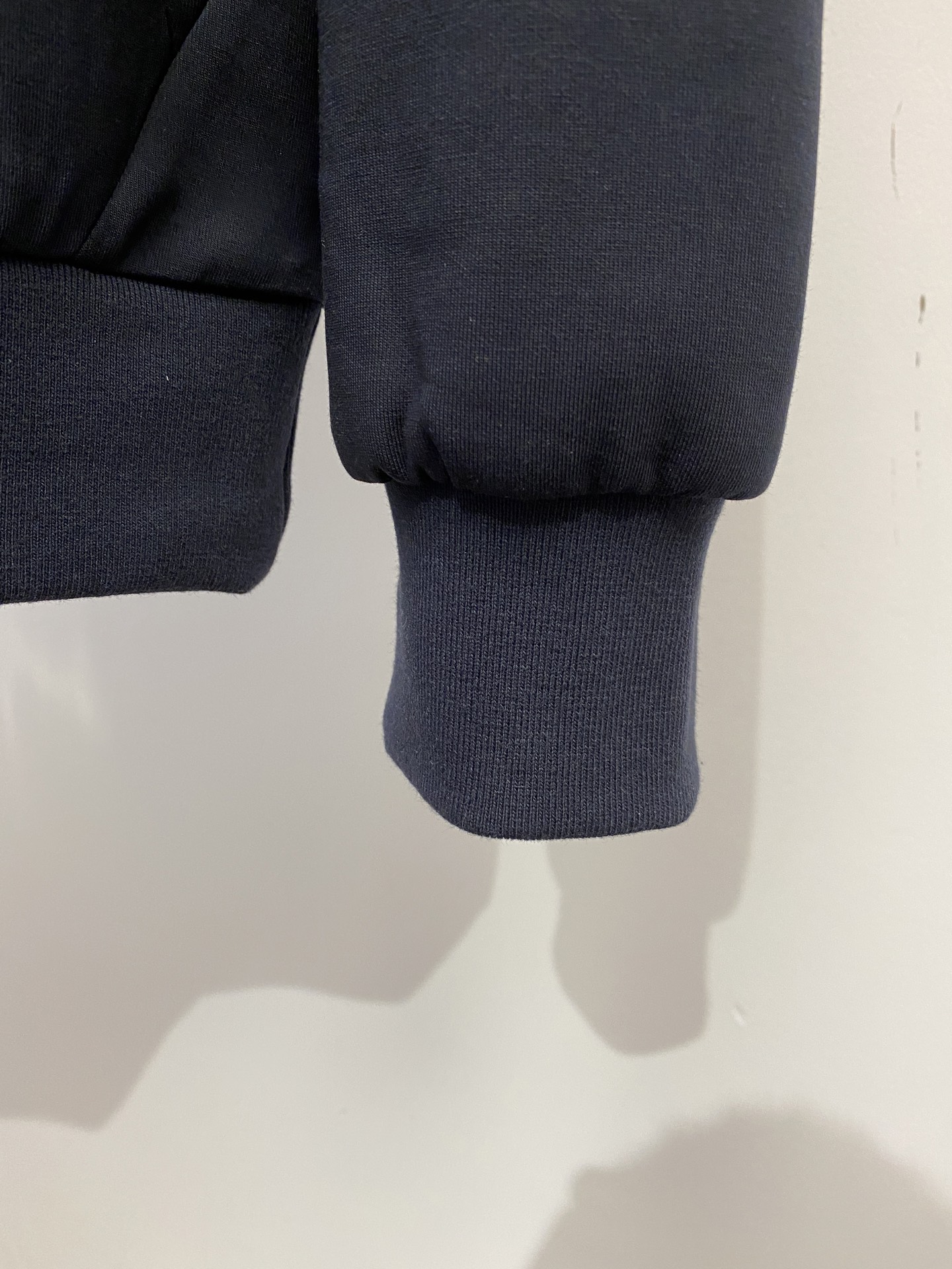 🌾退换￼ lP🆕、2025新品半拉链卫衣，帅气时尚，胸前精致刺绣图案字母logo，简约百搭款。面料棉 不