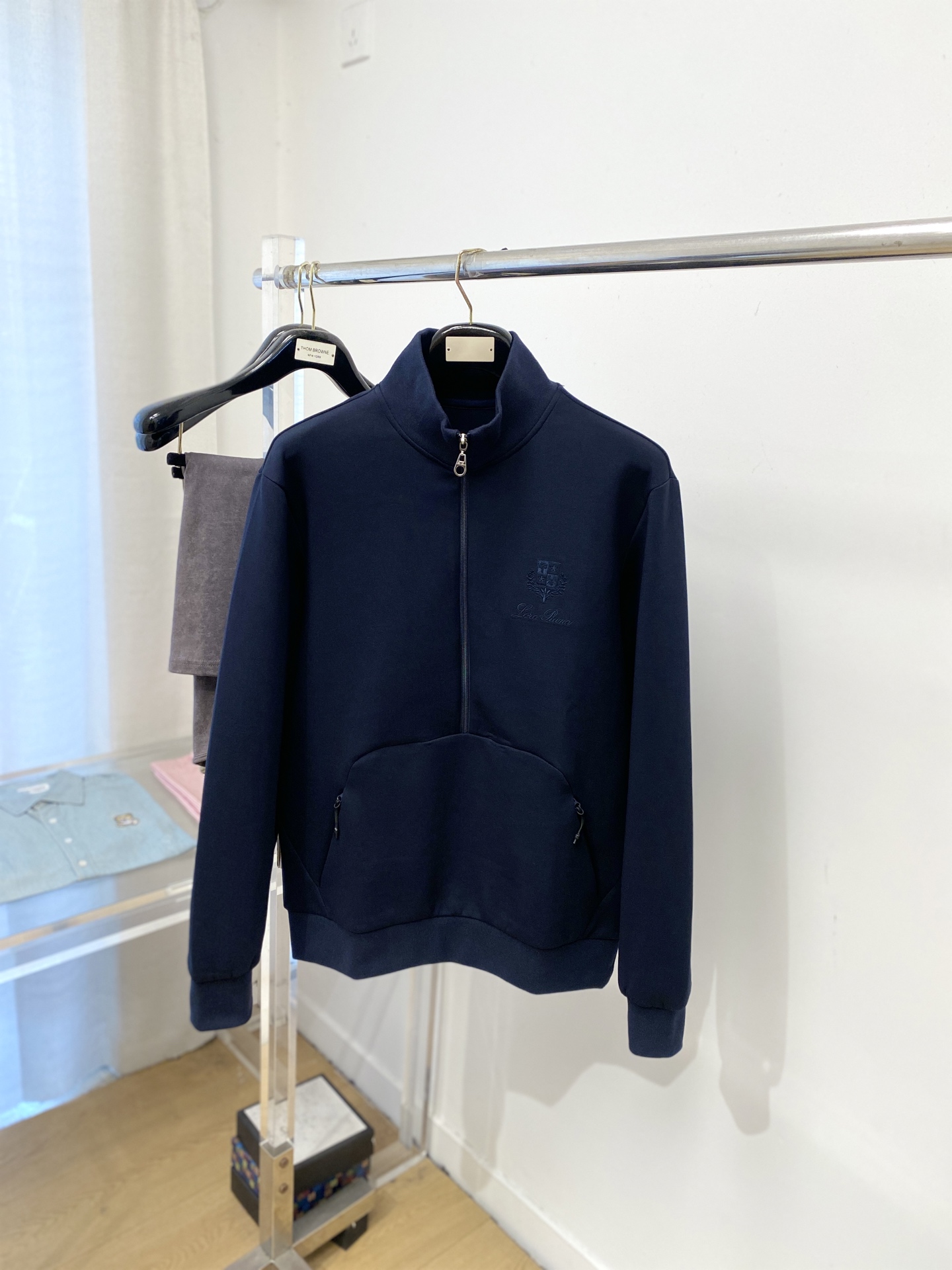 🌾退换￼ lP🆕、2025新品半拉链卫衣，帅气时尚，胸前精致刺绣图案字母logo，简约百搭款。面料棉 不