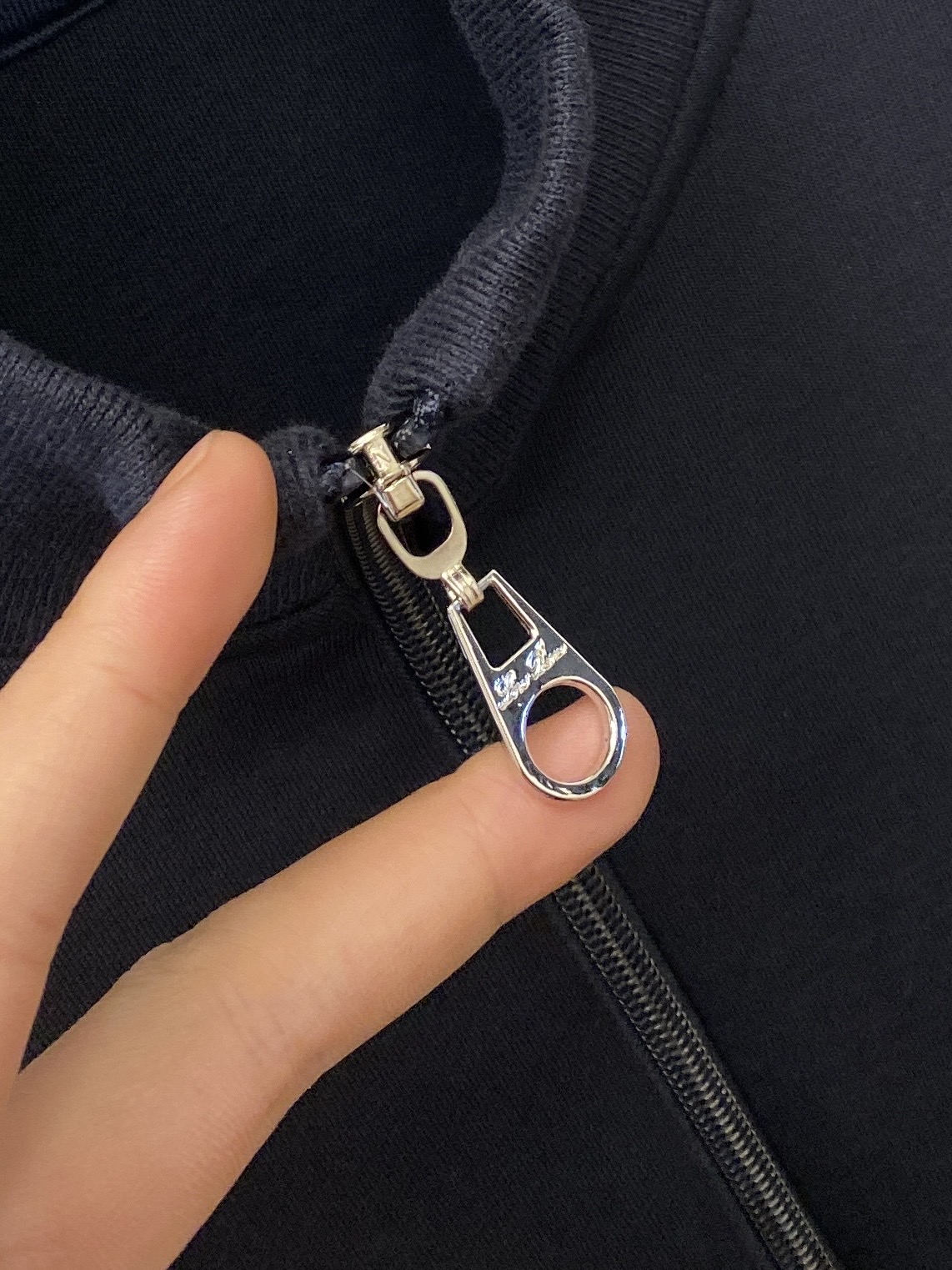 🌾退换￼ lP🆕、2025新品半拉链卫衣，帅气时尚，胸前精致刺绣图案字母logo，简约百搭款。面料棉 不