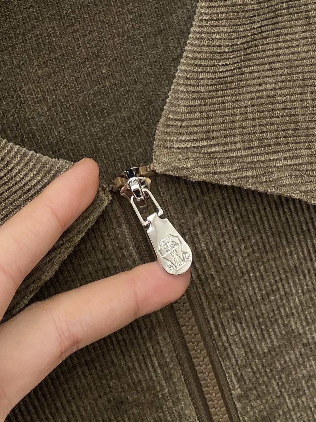 🌾退换Brunello Cucinelli、2025新品夹克外套，时尚帅气，胸前精致刺绣图案logo，简