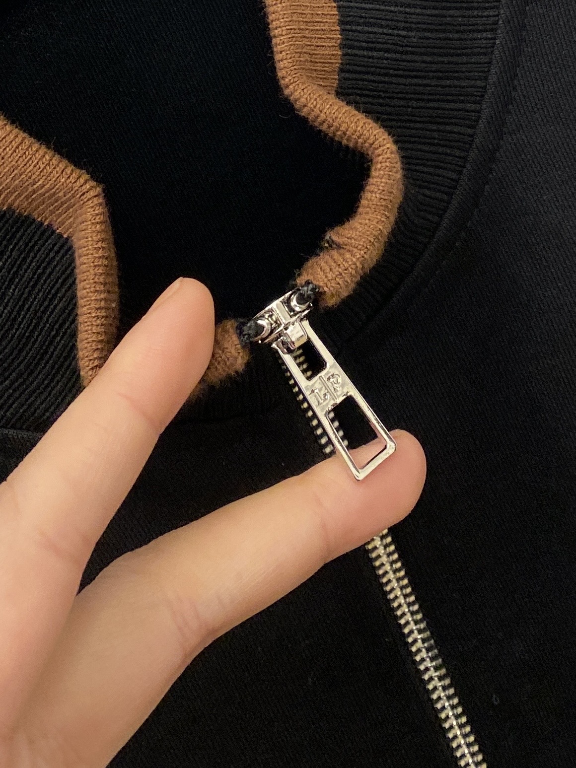 🌾退换lP🆕、2025新品卫衣外套，帅气时尚，胸前精致刺绣图案字母logo，简约百搭款。面料棉 不仅挺括