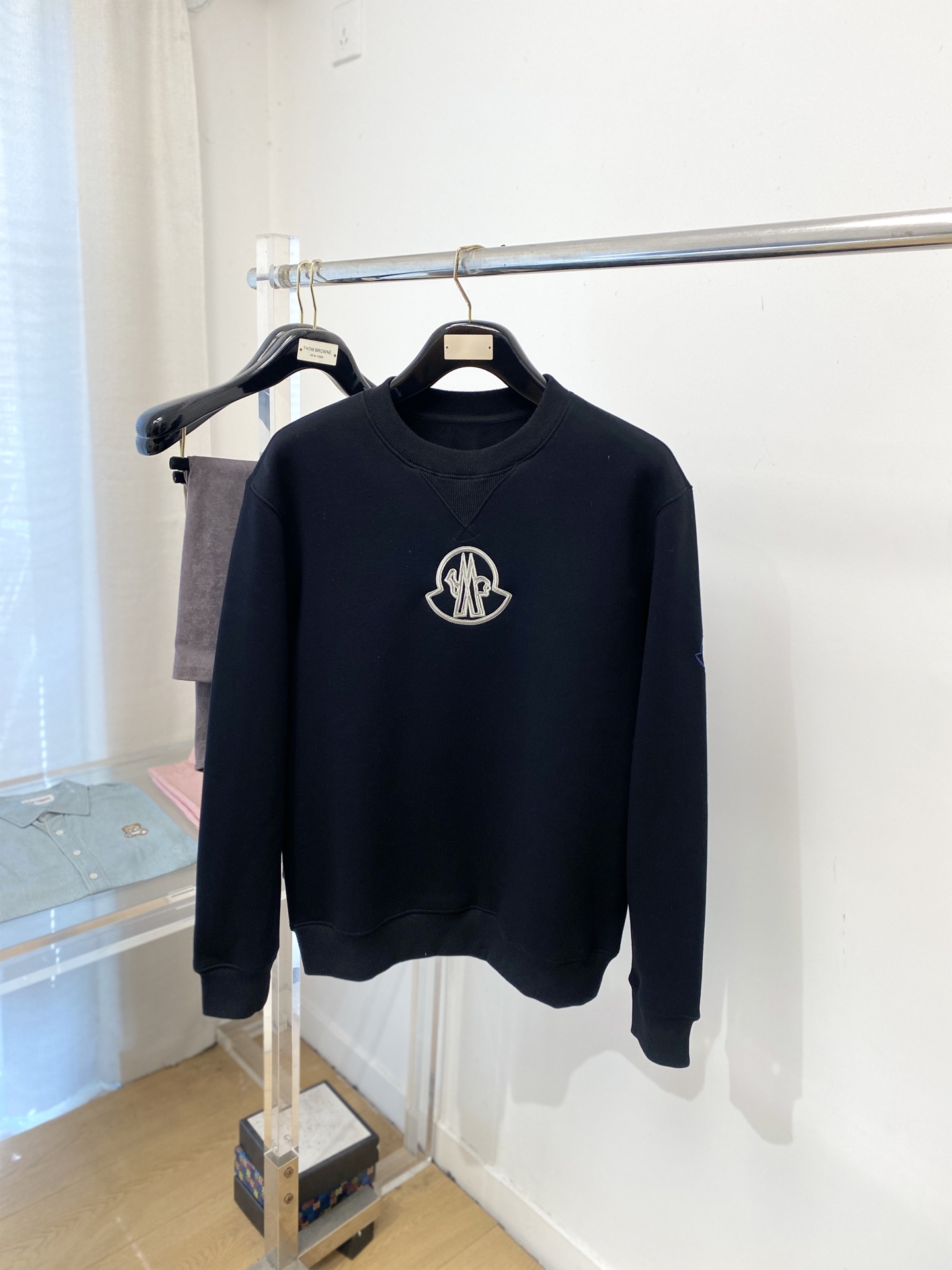 NO:685950,Covered mouth, 2025 new sweatshirt, handsome and fashionable, with exquisite embroidered logo on the chest, simple and versatile. The fabric cotton is not only crisp and maintains the trendy silhouette, but also comfortable to wear, and the yarn is more delicate. Size M-2XL, Moncler, hoodie, sweatshirts,19860909蒙口、2025新品卫衣,帅气时尚,胸口精致刺绣图案logo,简约百搭款.面料棉 不仅挺括,保持潮流的廓形,又穿着舒适,纱织更细腻,码数M-2XL,,Moncler,hoodie,sweatshirts,,Men's clothing